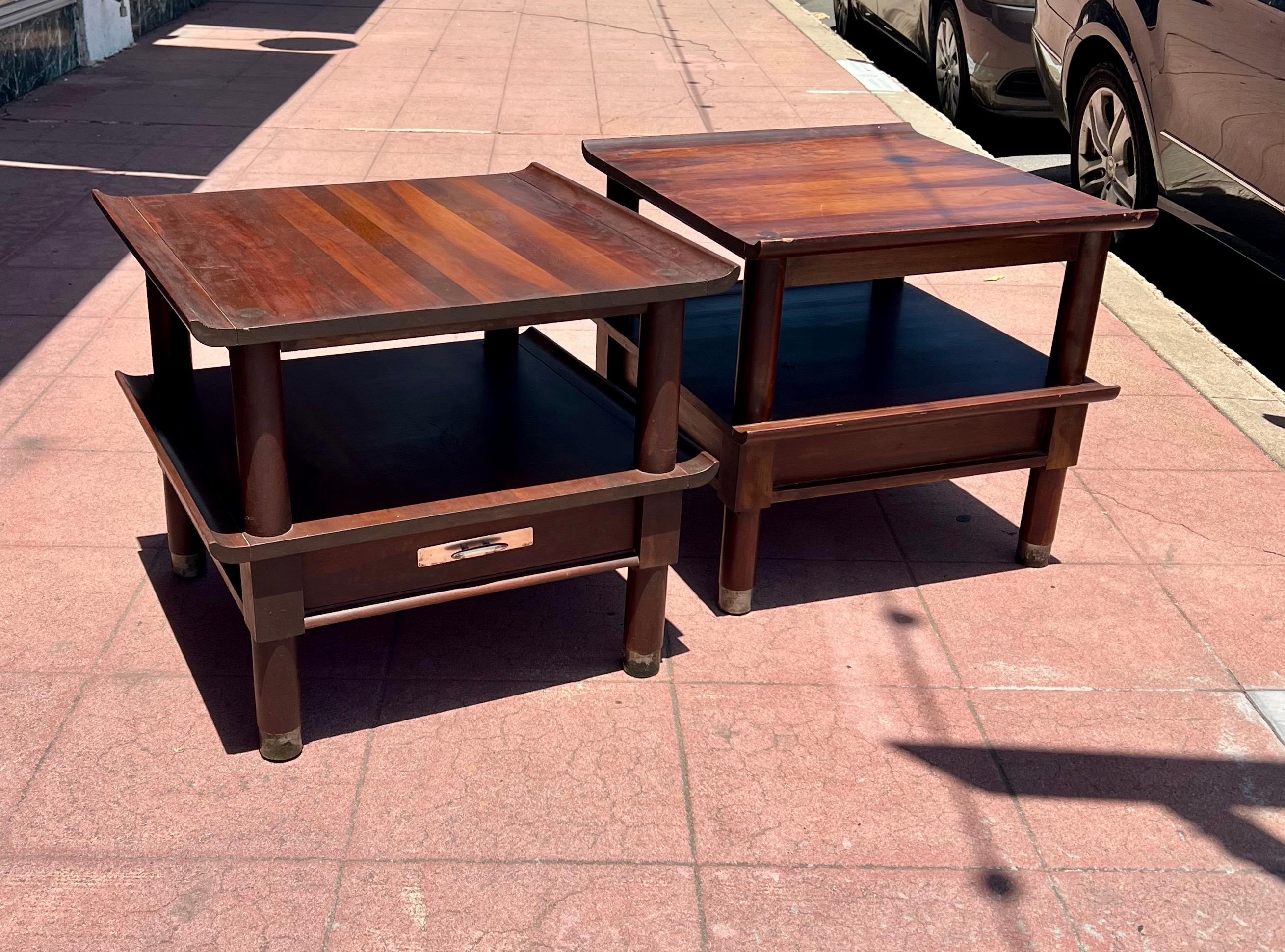Pair of solid Cherry Nightstands End Tables by Willett Furniture Pagoda Style en vente 1