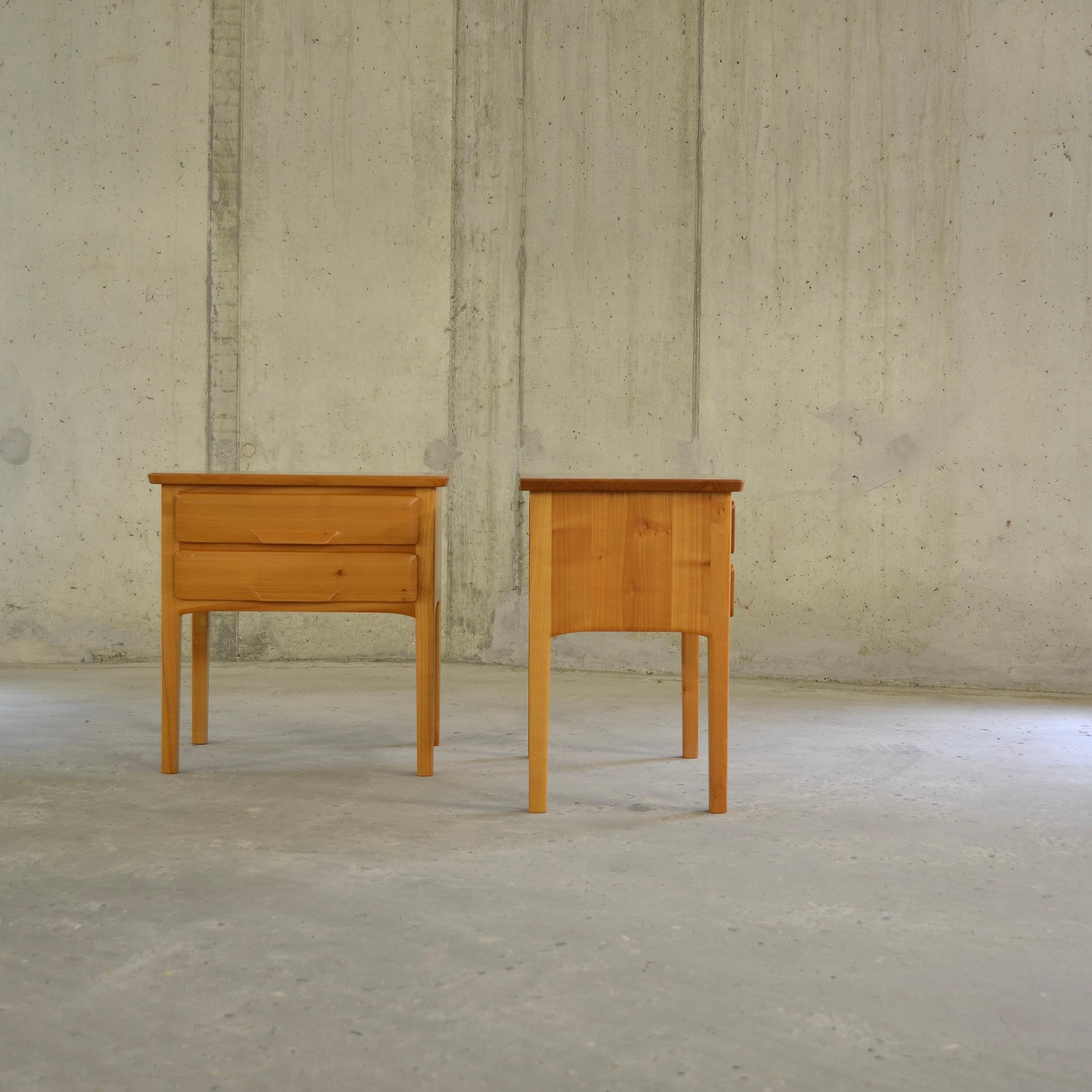 Pair of solid cherry nightstands, Sproll, Switzerland, 1980's In Good Condition In La Tour-de-Peilz, CH