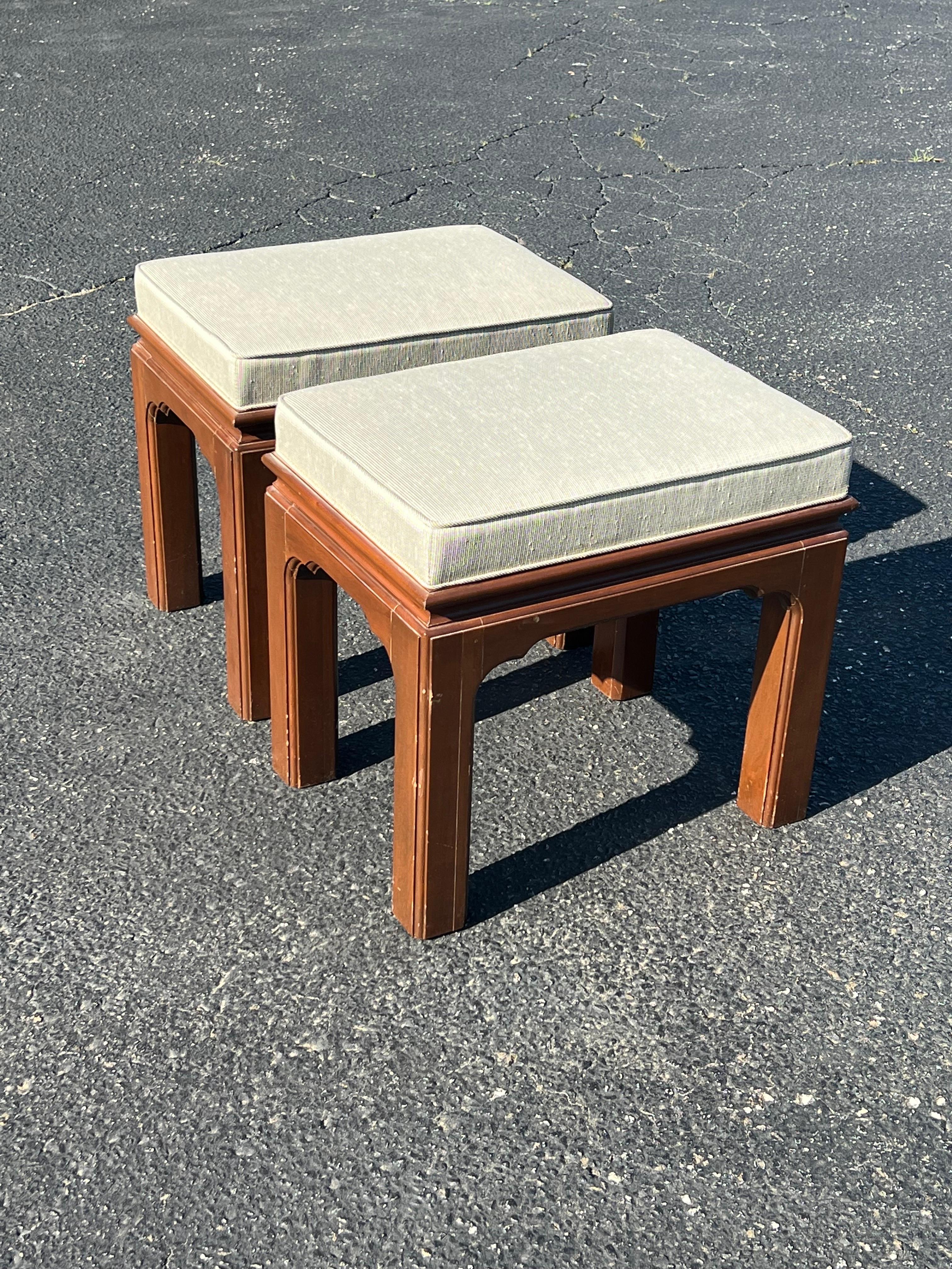 Paar gepolsterte Ottomanen oder Hocker aus massivem Kirschenholz im Angebot 6