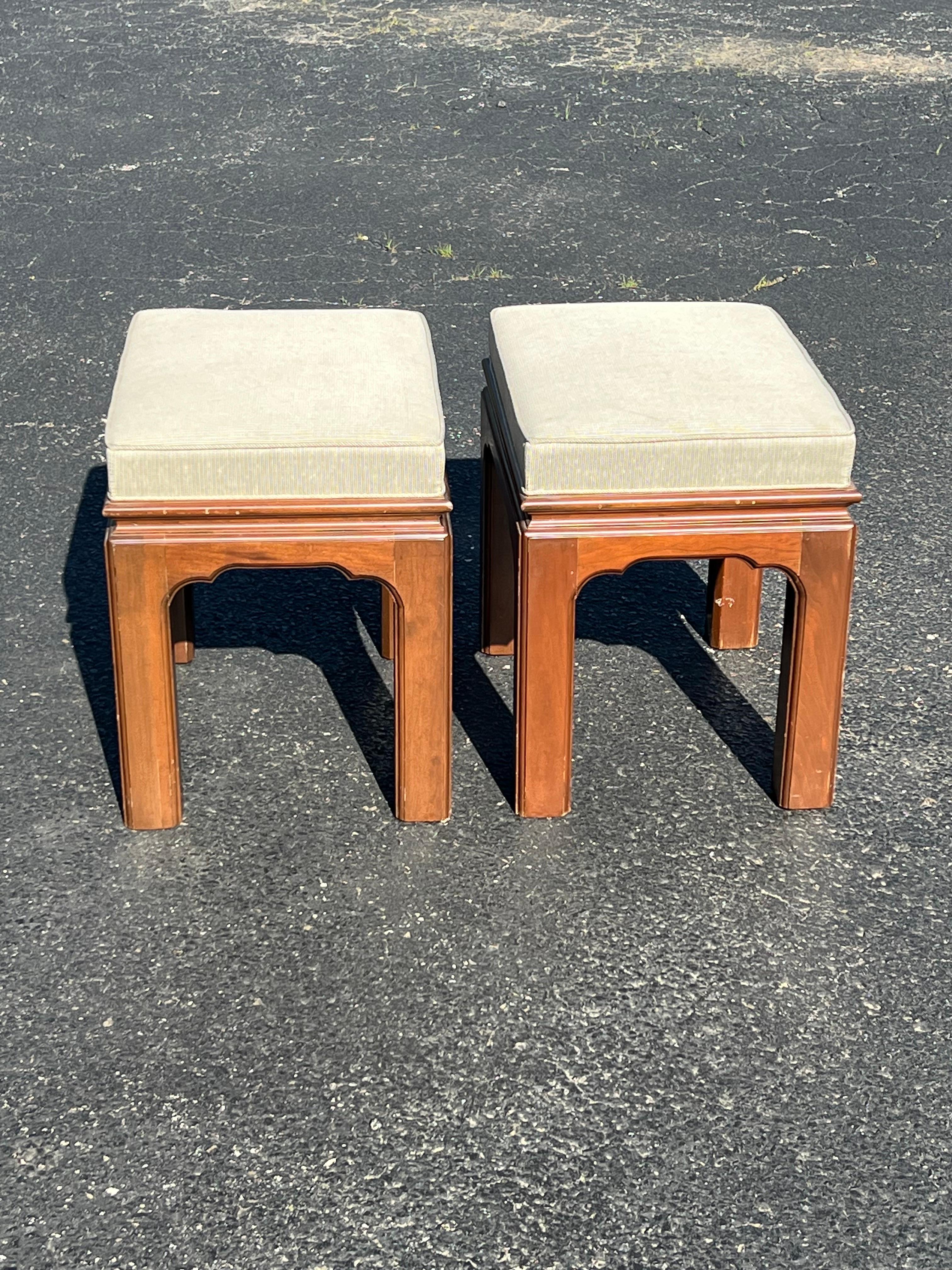 Paar gepolsterte Ottomanen oder Hocker aus massivem Kirschenholz im Angebot 11