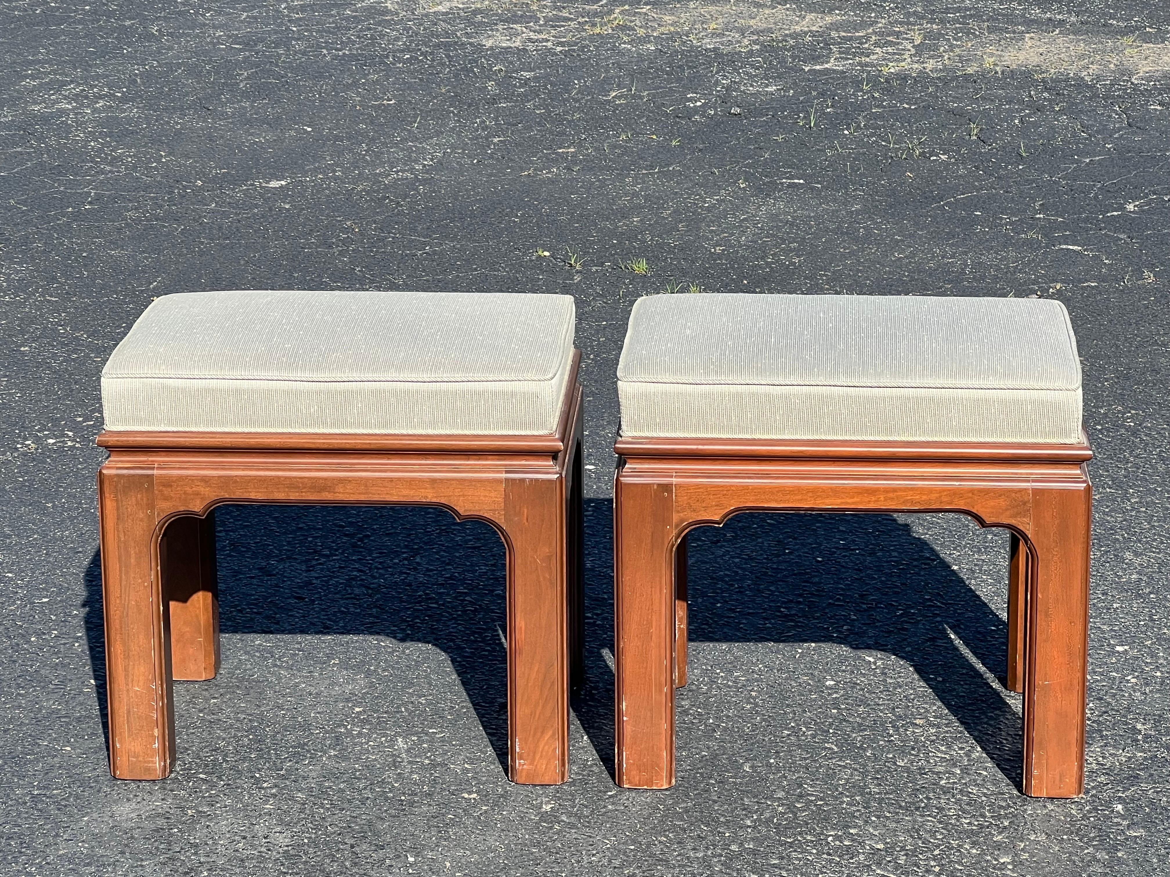 Paar gepolsterte Ottomanen oder Hocker aus massivem Kirschbaumholz. Wunderschöne geschnitzte Hocker mit exquisiten Paspeln. Perfekt für unter einer Konsole oder am Fußende eines Bettes. Oder als zusätzliche Sitzgelegenheit in einem Wohnzimmer. Die