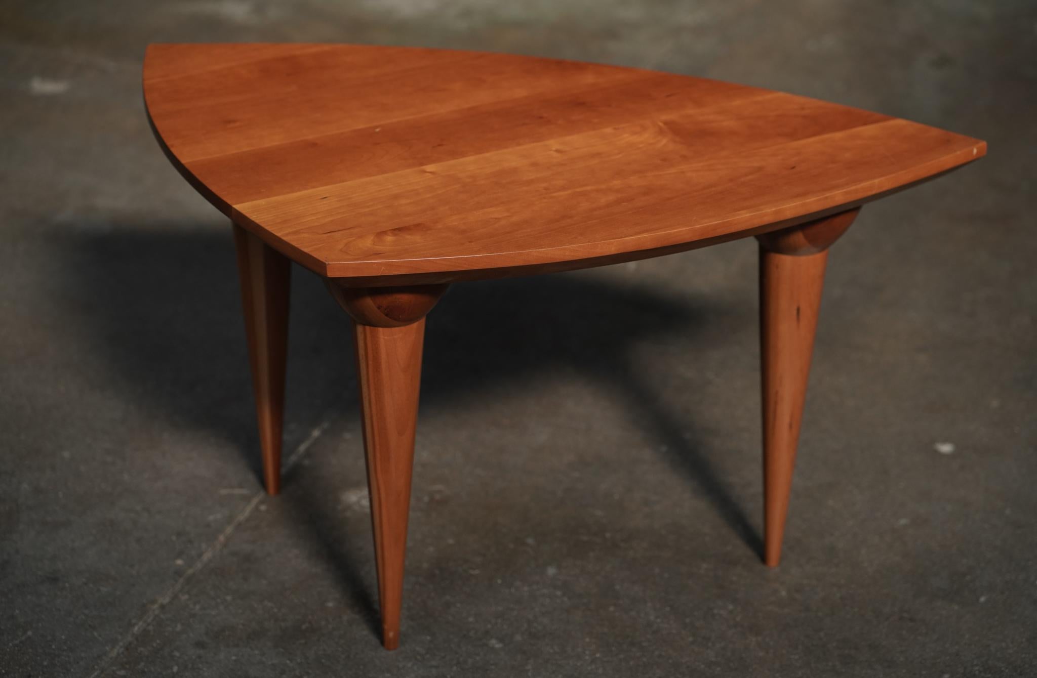Américain Pair of Solid Cherry Wood Side Tables en vente