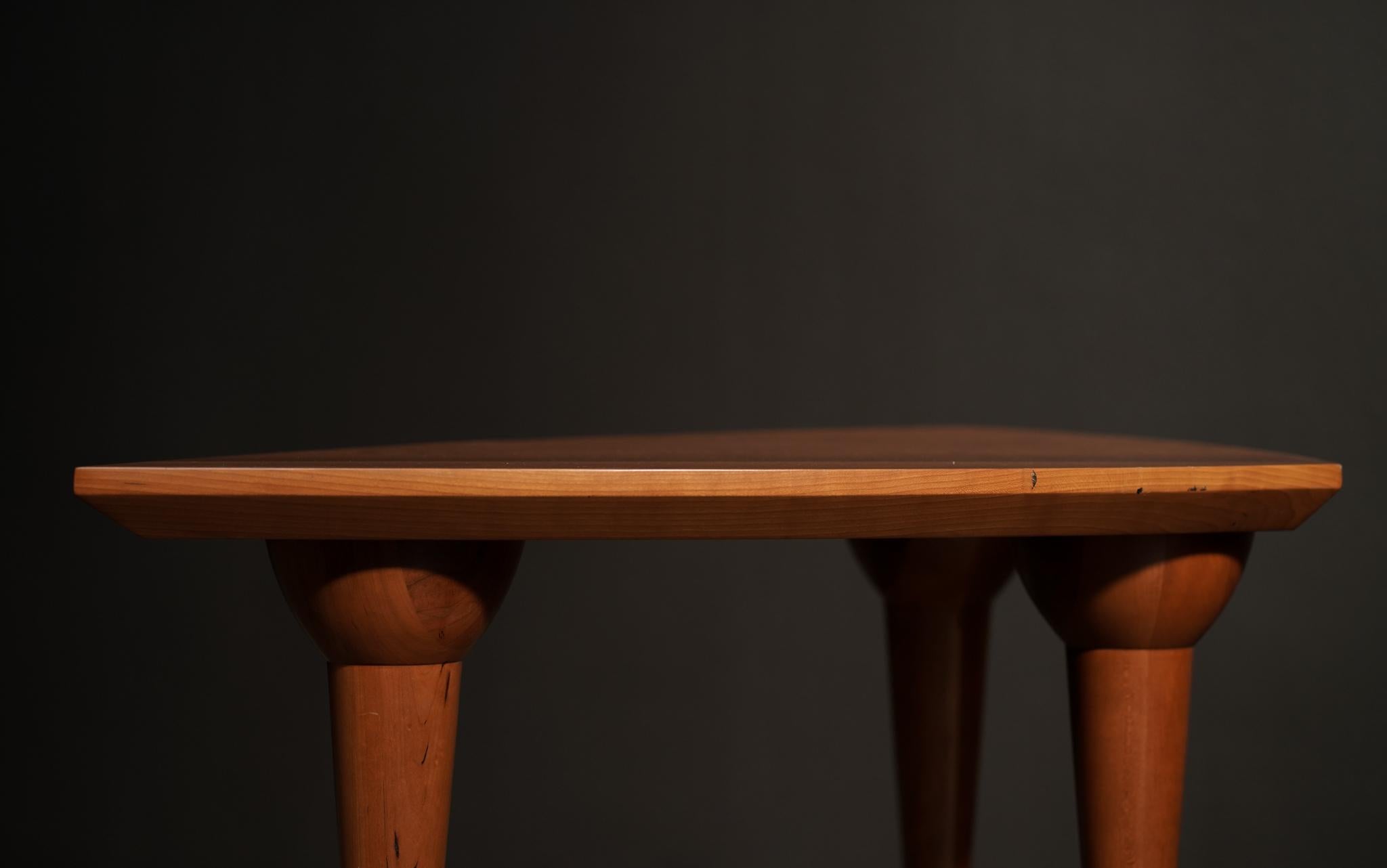 Pair of Solid Cherry Wood Side Tables Bon état - En vente à Los Angeles, CA