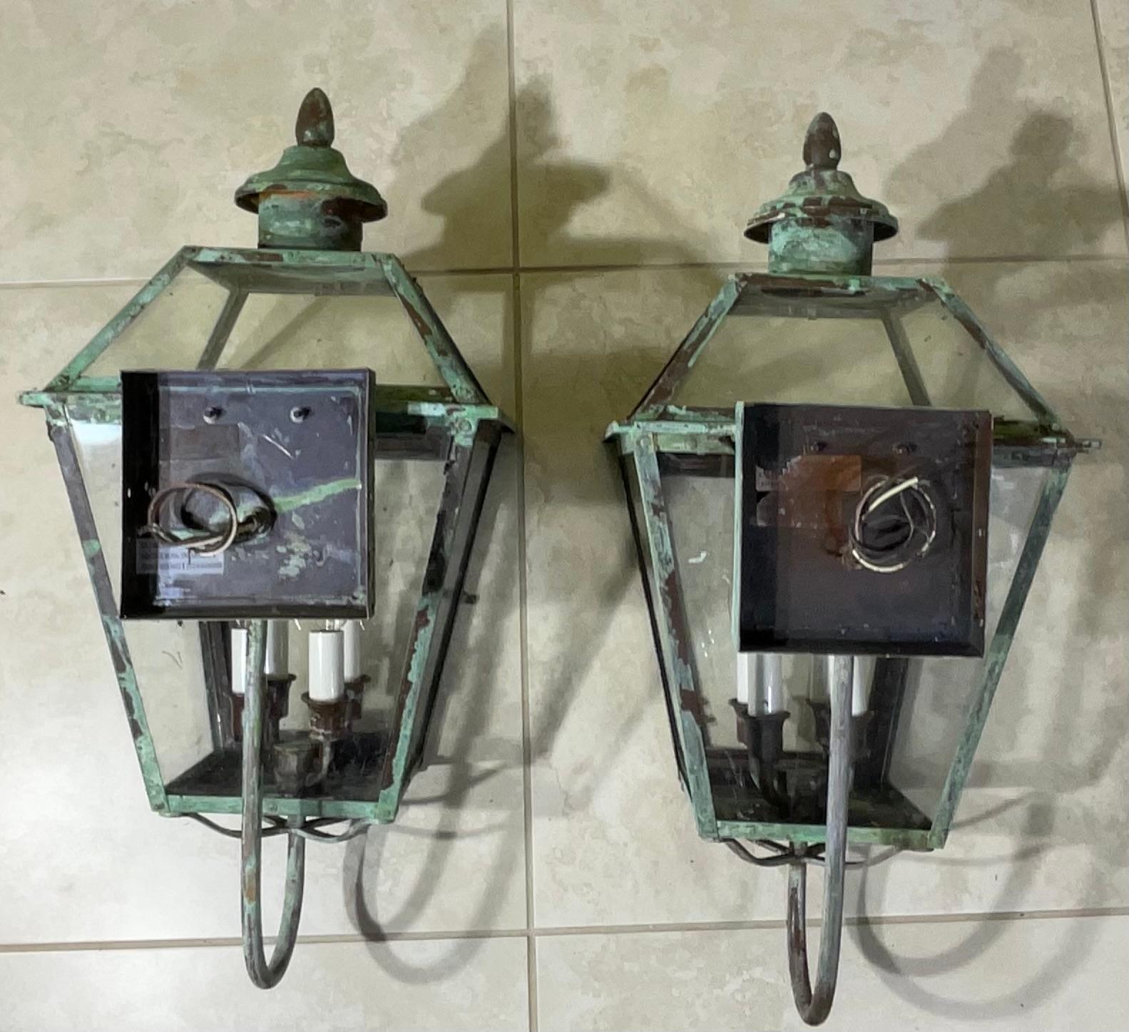 Paire de lanternes murales en cuivre massif et vert-de-gris - charme de l'époque victorienne. en vente 4