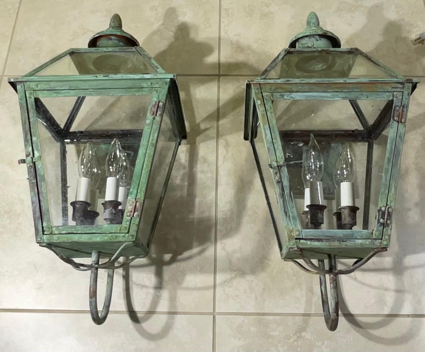 20ième siècle Paire de lanternes murales en cuivre massif et vert-de-gris - charme de l'époque victorienne. en vente