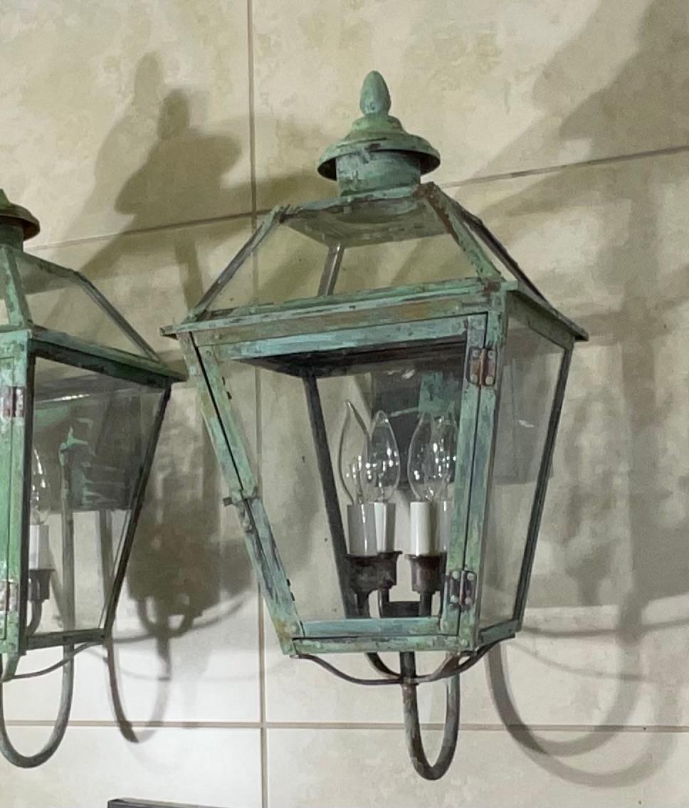 Cuivre Paire de lanternes murales en cuivre massif et vert-de-gris - charme de l'époque victorienne. en vente