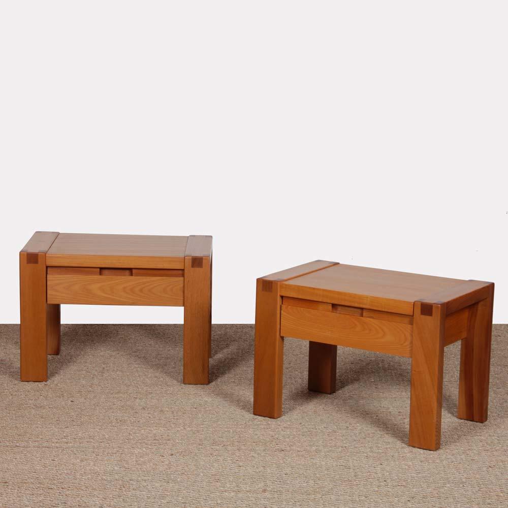 Questa coppia di comodini vintage in olmo massiccio è stata editata da Monopoly negli anni '80. Ogni comodino si apre grazie a un cassetto sulla parte anteriore, offrendo un pratico spazio di archiviazione per la camera da letto. Solidi e caldi,