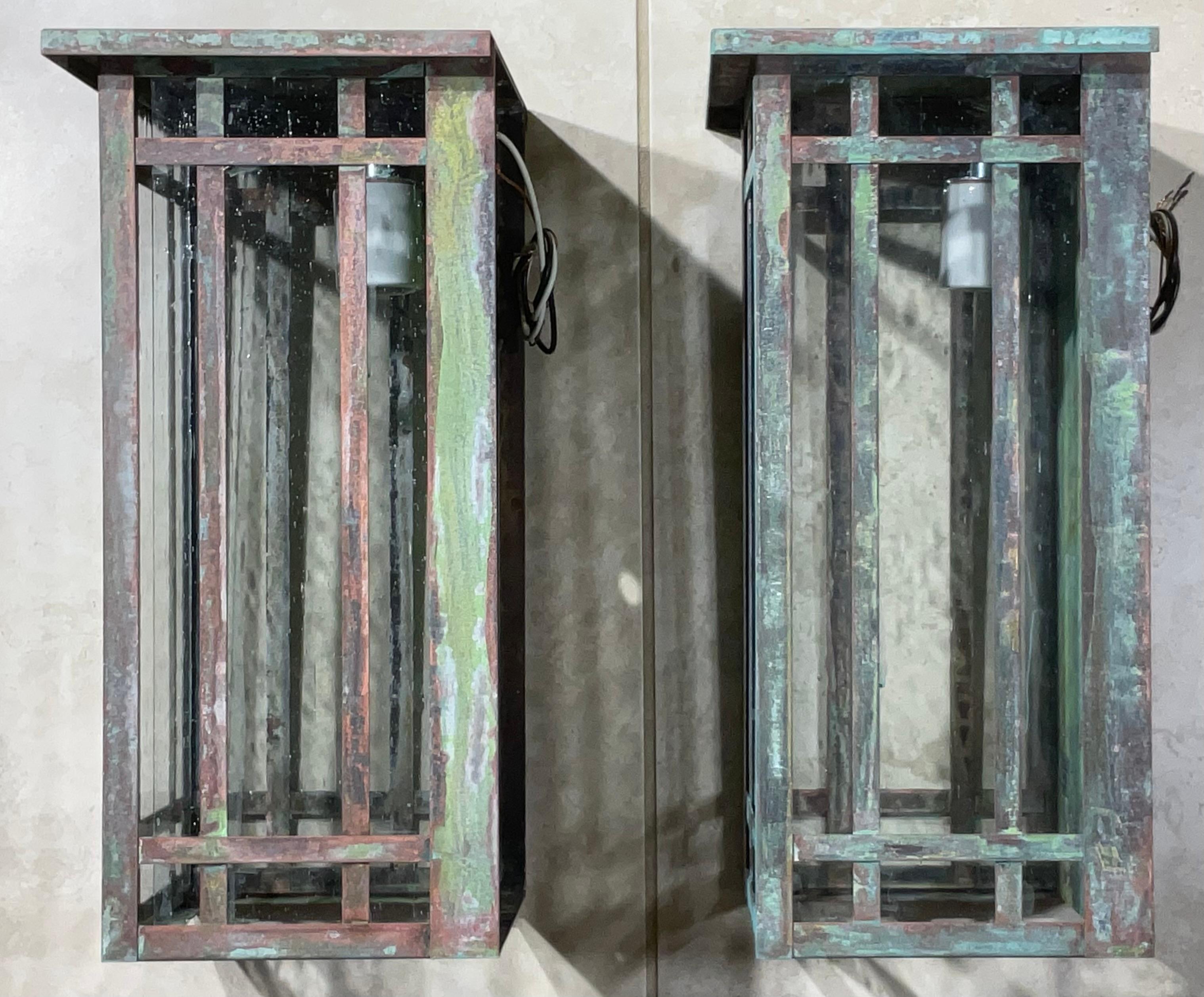 Paire de lanternes murales en laiton massif fabriquées à la main 15 H x 8 L x 7 P en vente 5
