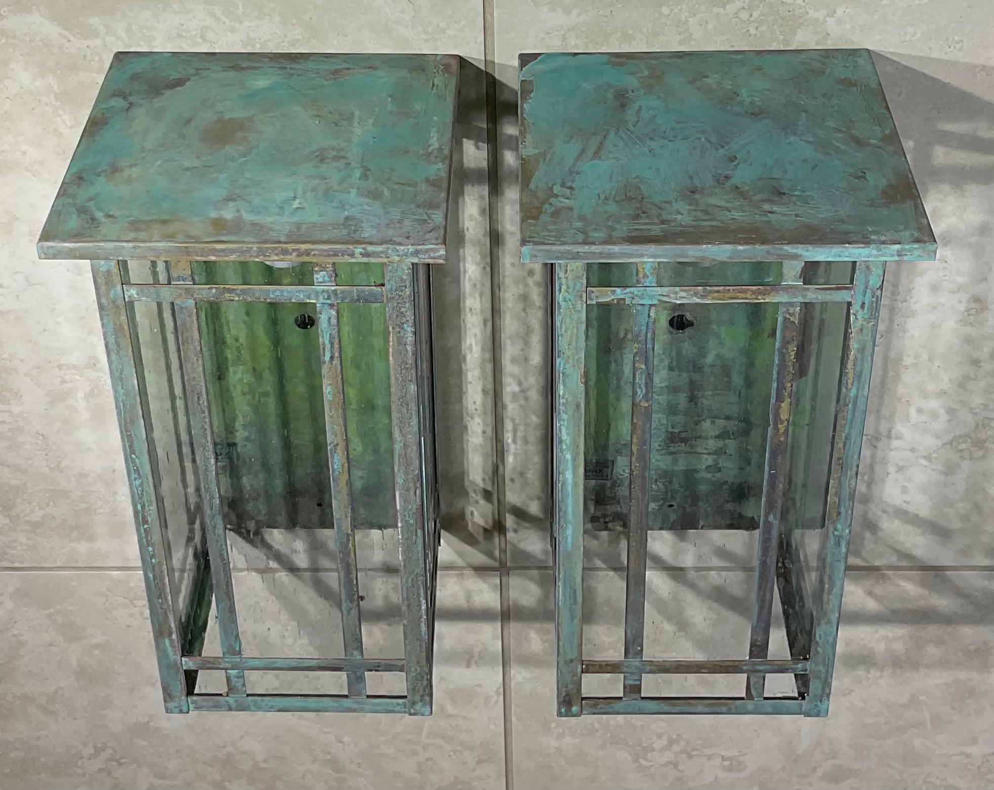 Illuminez votre intérieur avec cette exquise paire d'appliques murales en laiton massif, incarnant le charme durable du mouvement Arts & Crafts. Ces lanternes substantielles et magnifiquement fabriquées offrent une touche de sophistication vintage