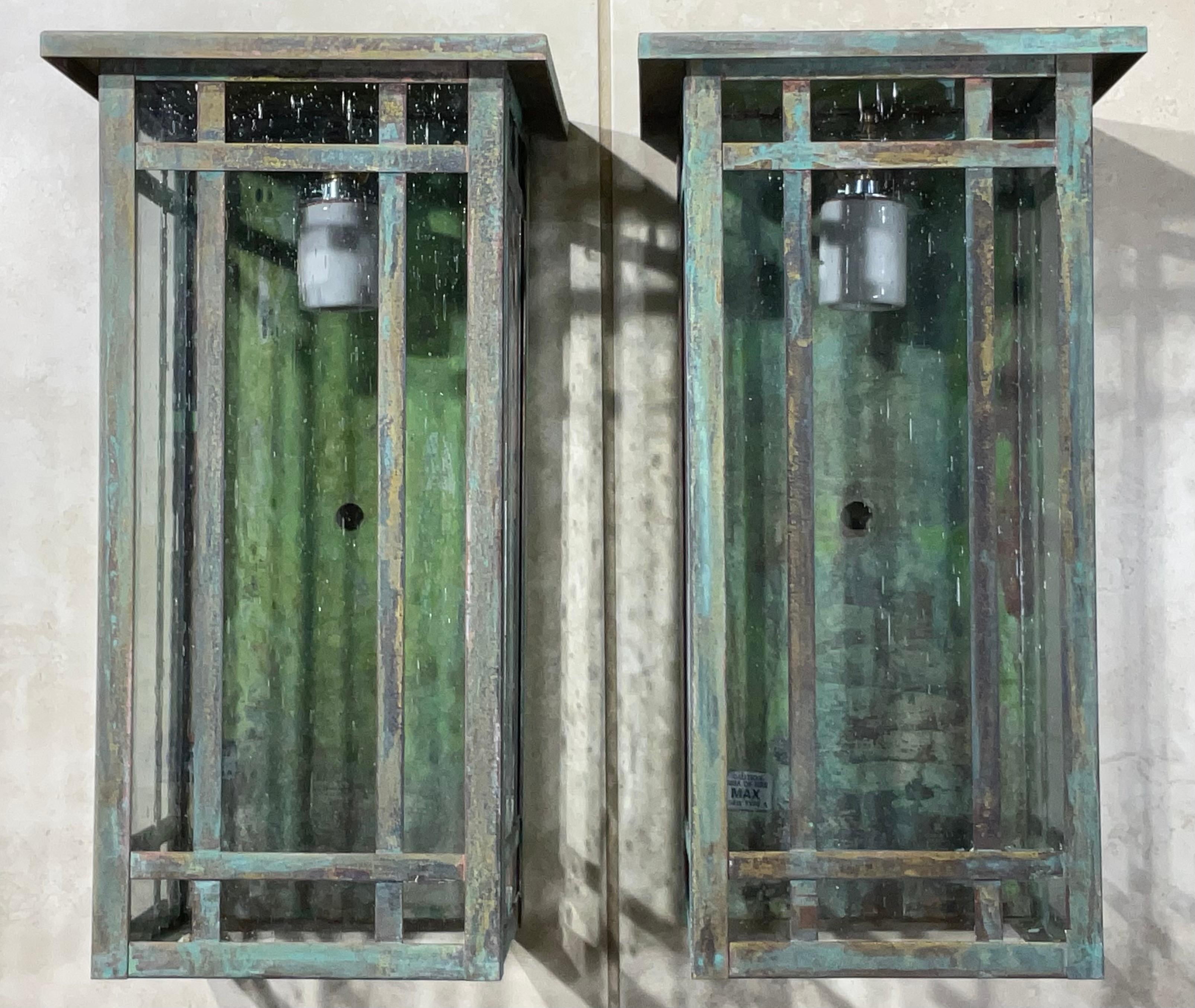 Paire de lanternes murales en laiton massif fabriquées à la main 15 H x 8 L x 7 P Bon état - En vente à Delray Beach, FL