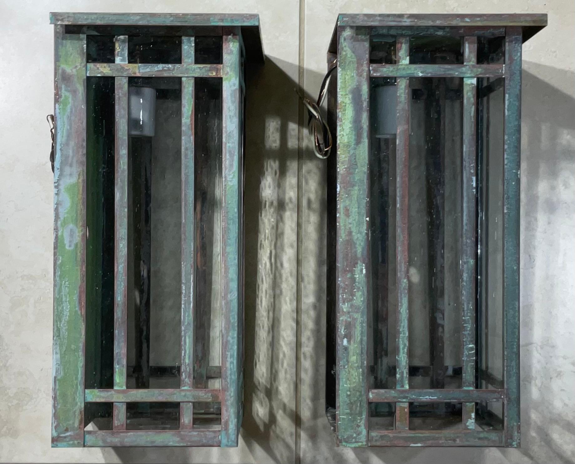 20ième siècle Paire de lanternes murales en laiton massif fabriquées à la main 15 H x 8 L x 7 P en vente