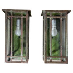 Coppia di solide lanterne artigianali in ottone montate a parete 15 "H. x 8 "L. x 7 "P.