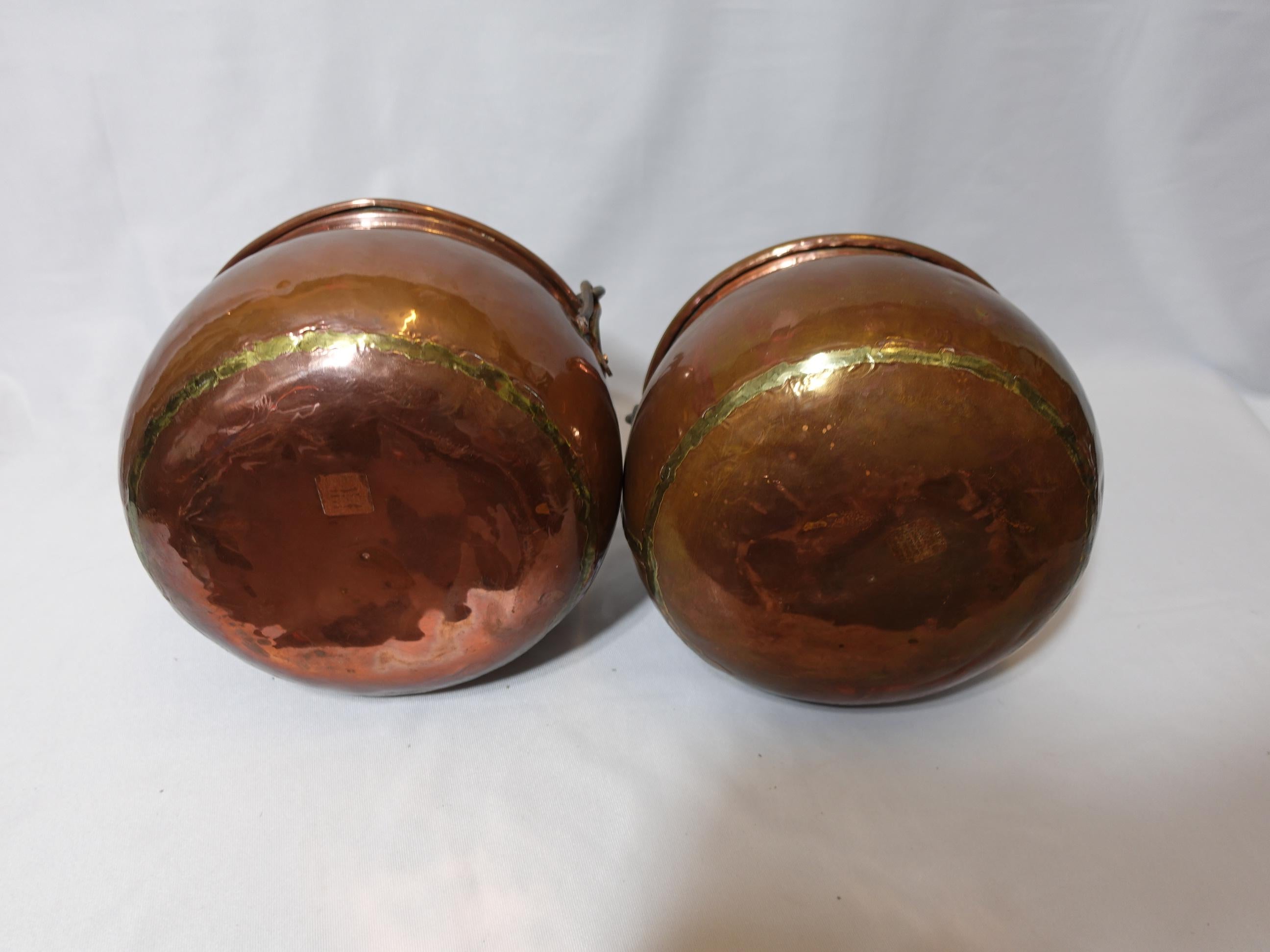 Pair of Solid Large Hammered Copper Cauldrons/Pots, Co#008 In Good Condition For Sale In Norton, MA