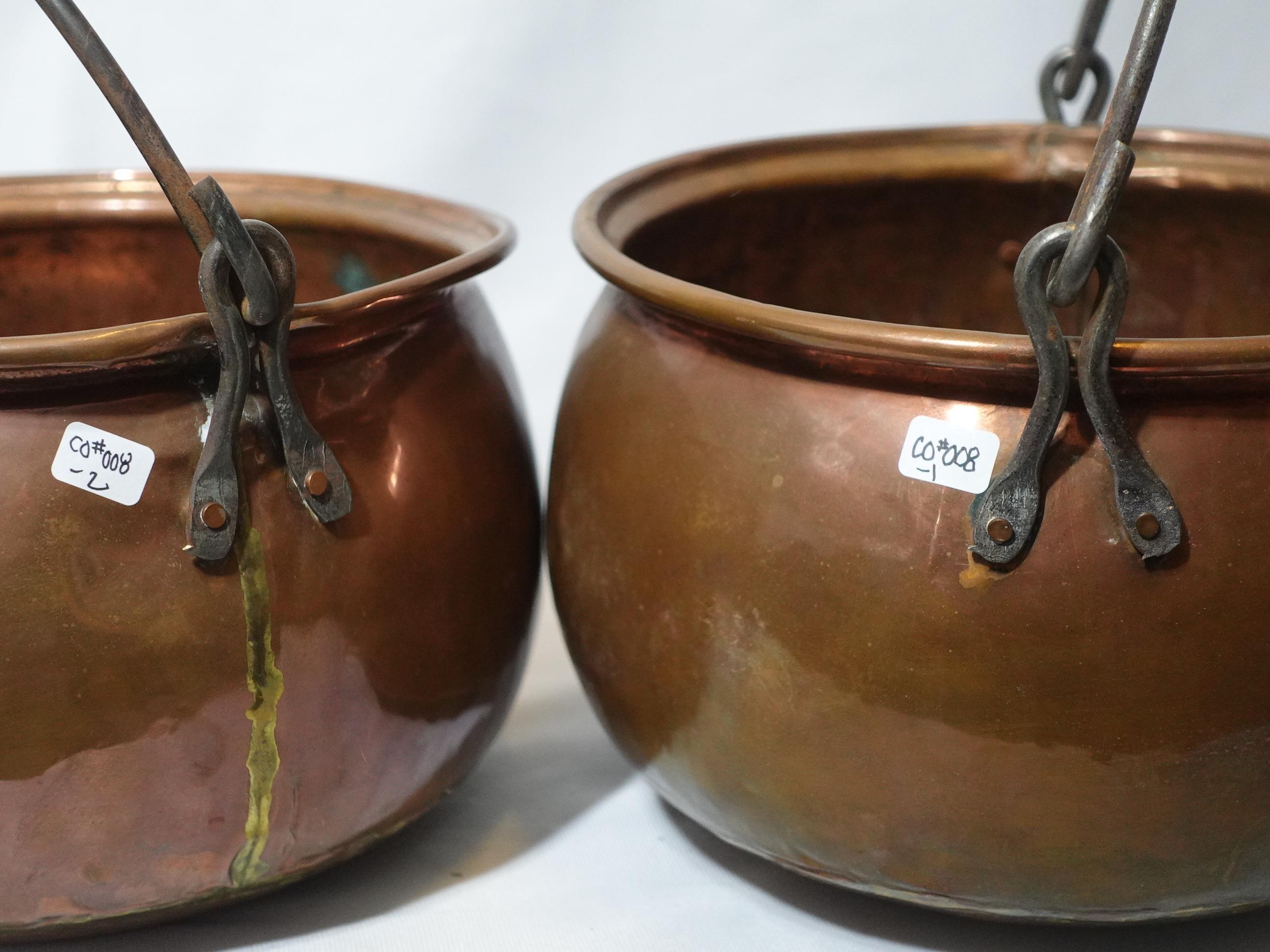 Paire de grands chaudrons/portes en cuivre martelé massif, Co#008 en vente 1