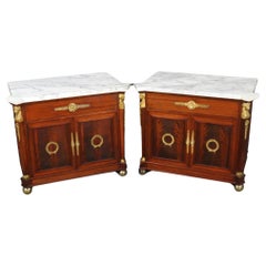 Paire de tables de nuit de style Empire français en acajou massif avec plateau en marbre
