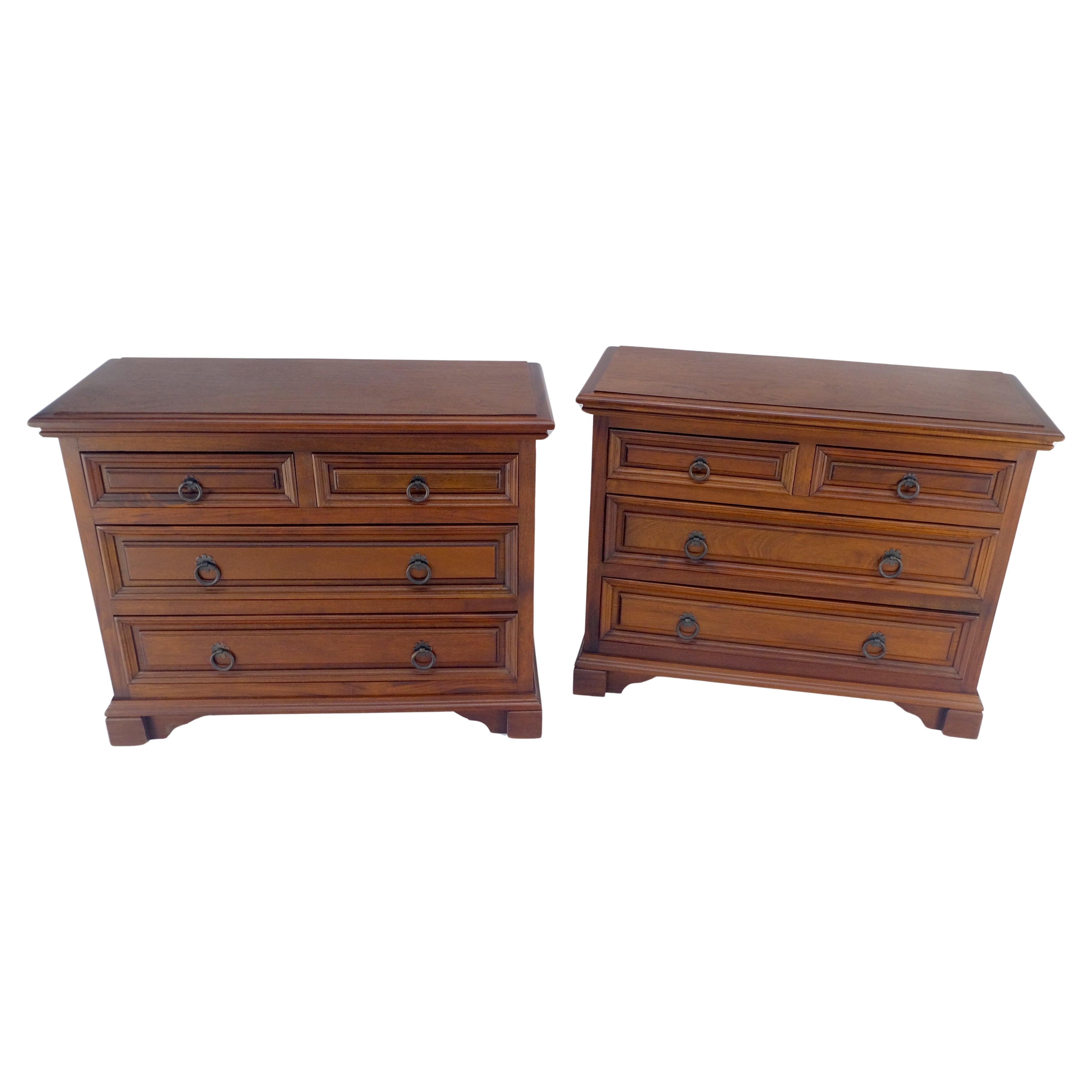 Pair of Solid Mahogany Raised Panel Heavy Built 4 Drawer Bachelor Chests Dresser im Angebot