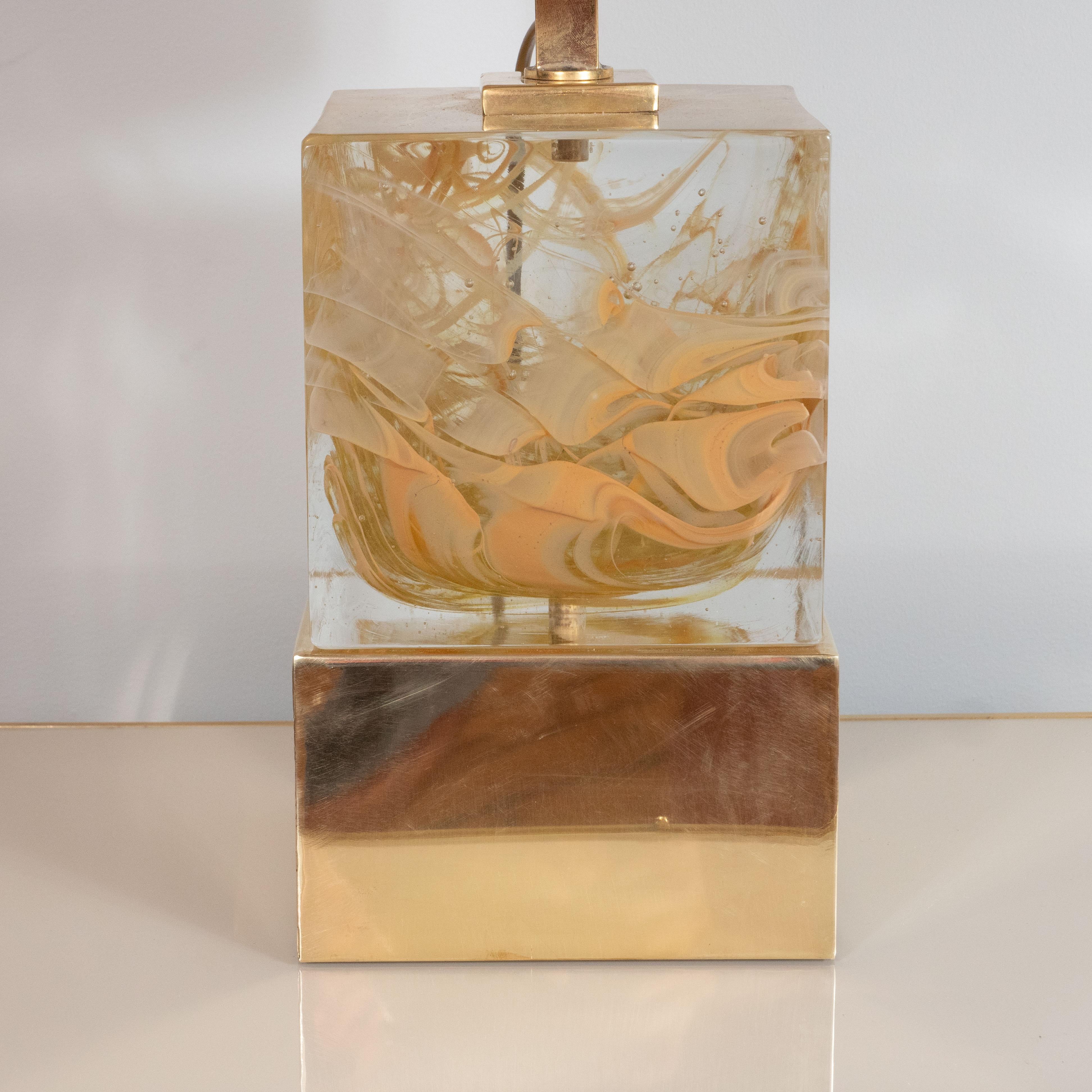 Fatto a mano Coppia di lampade a cubo quadrate in vetro massiccio di Murano a volute dorate con base in ottone, Italia in vendita