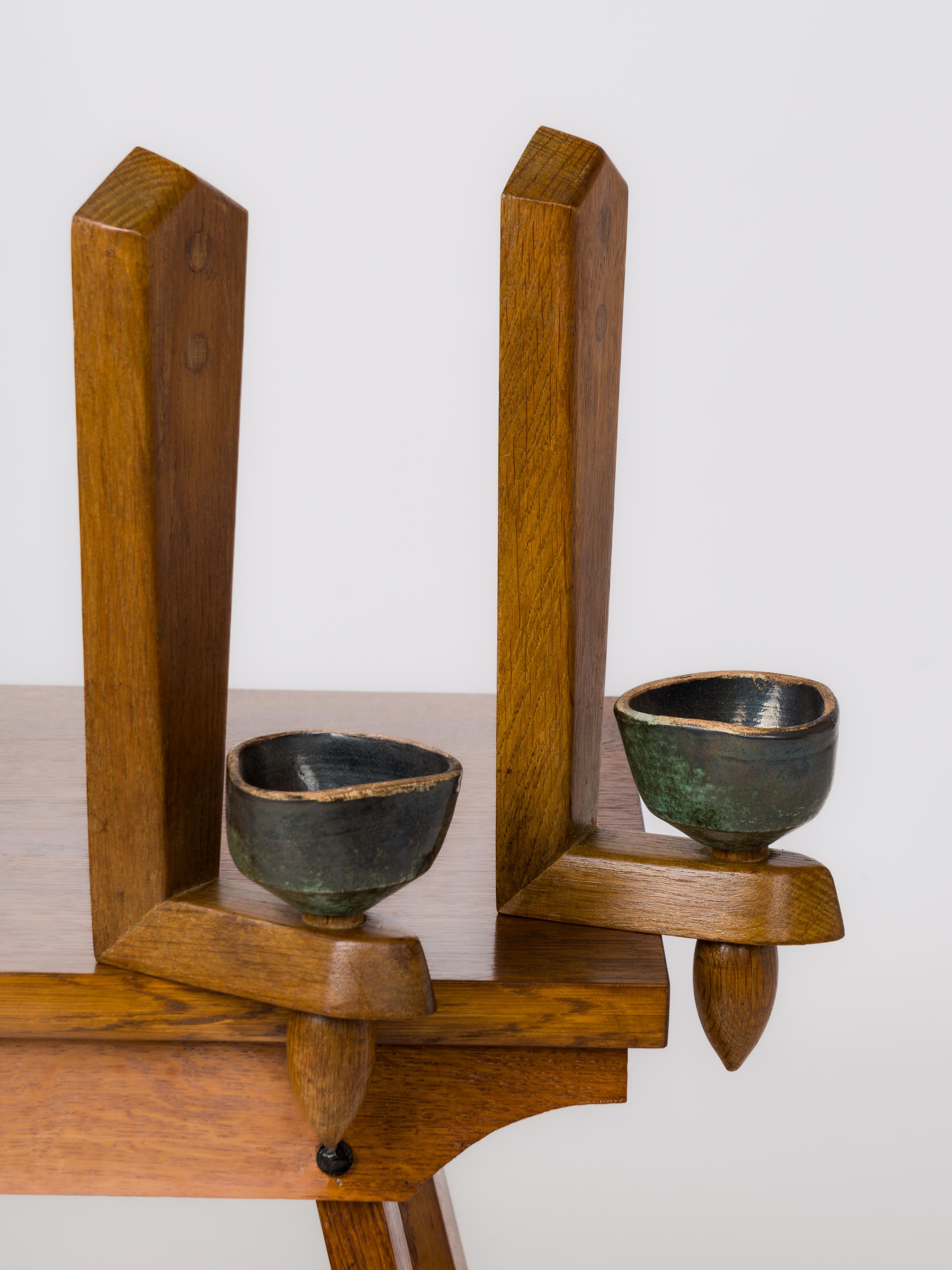 Coppia di appliques in Oak e ceramica di Guillerme & Chambron - Francia, anni '60 In condizioni buone in vendita a New York, NY