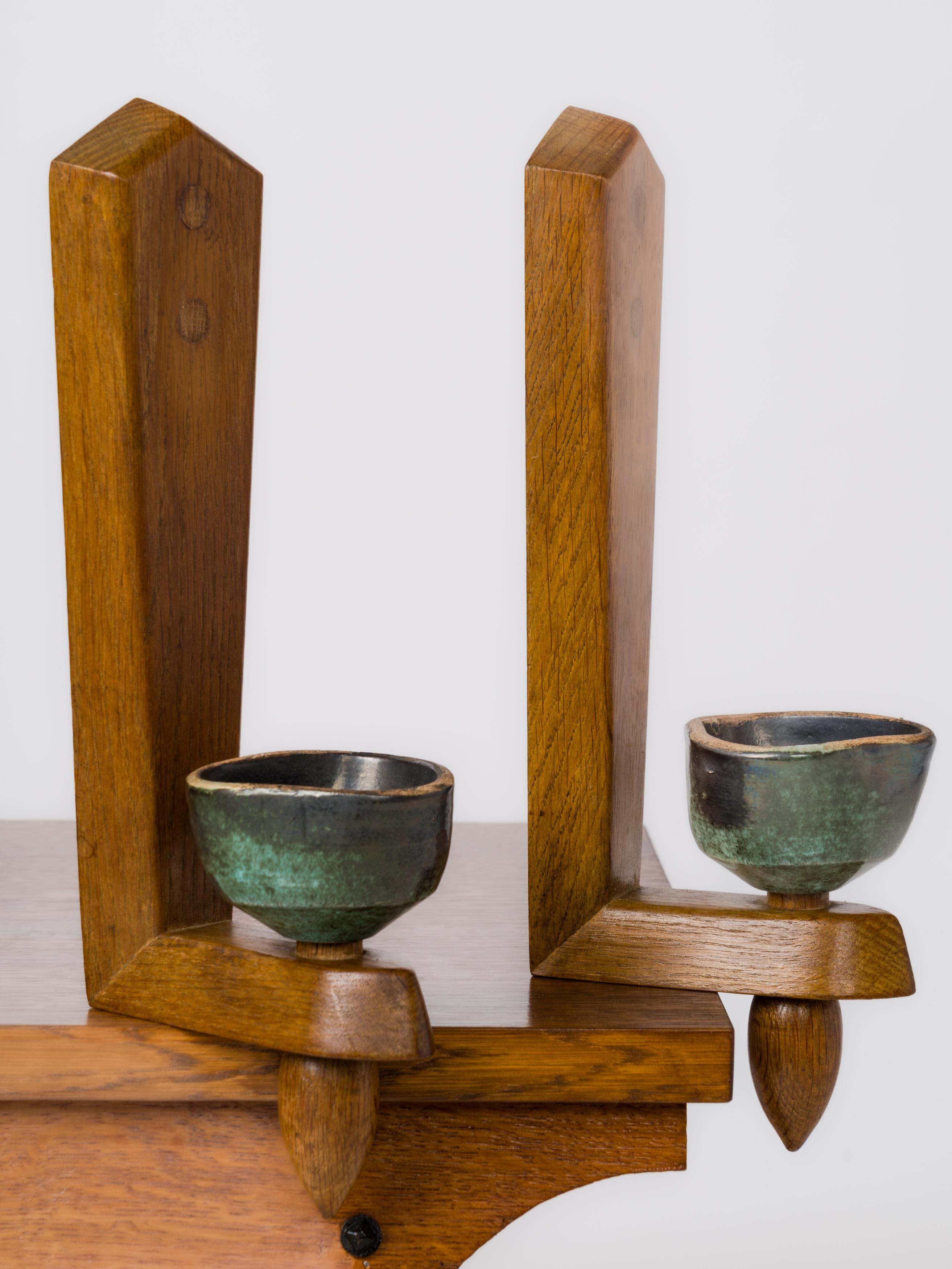 Metà XX secolo Coppia di appliques in Oak e ceramica di Guillerme & Chambron - Francia, anni '60 in vendita