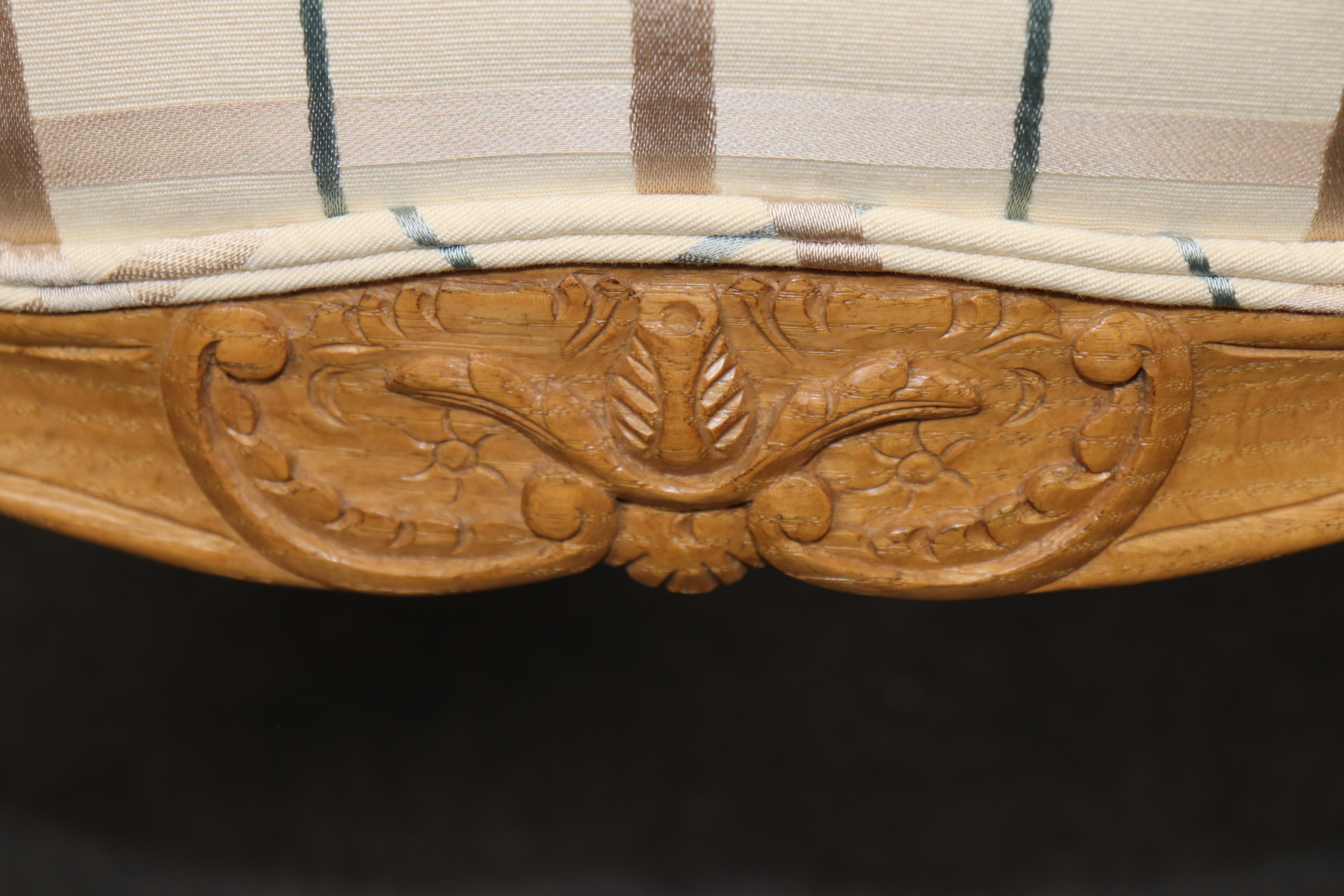 Coppia di poltrone in legno massiccio di Oak francese Luigi XV intagliate a mano Sedie Bergere in vendita 4