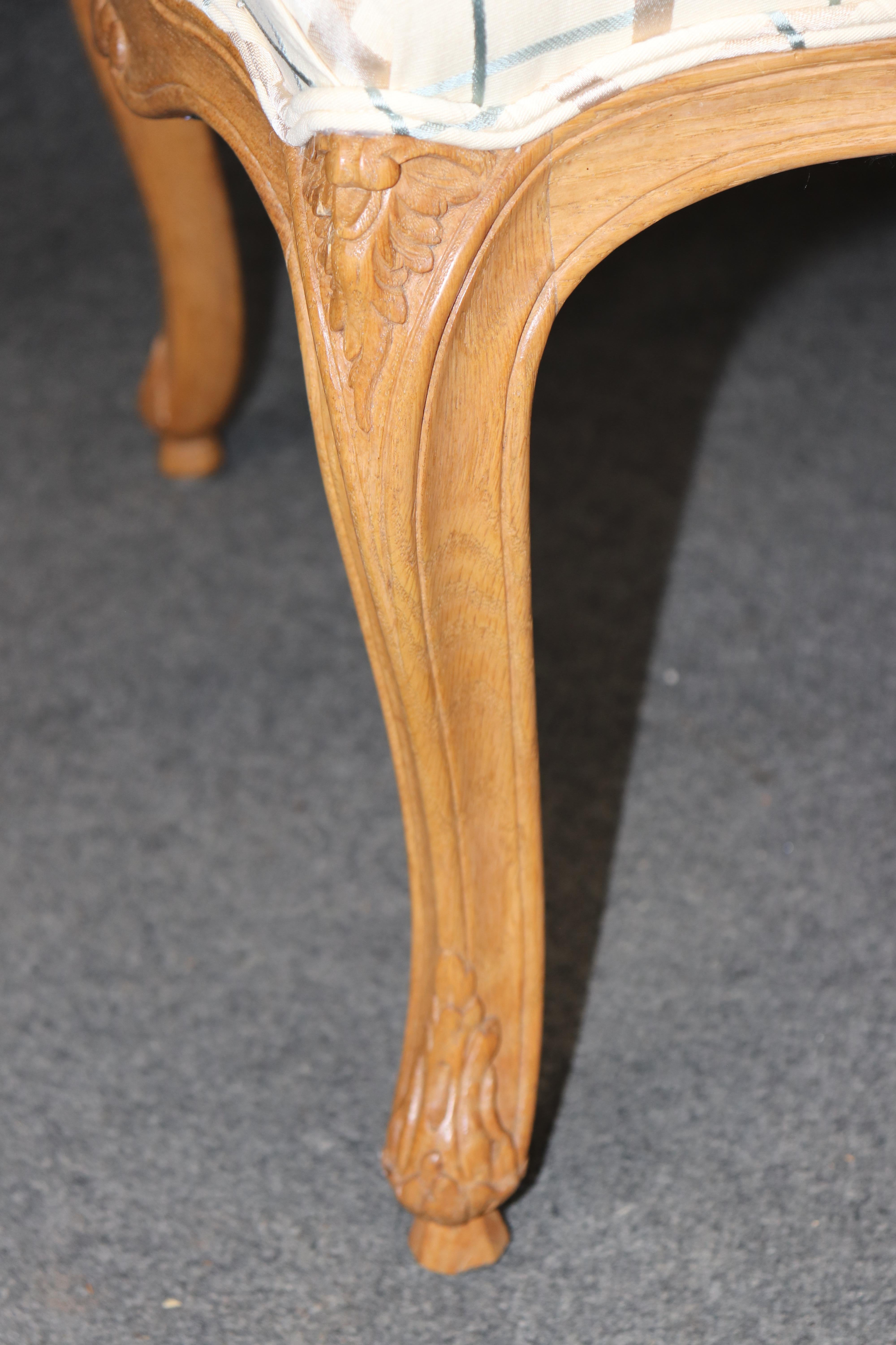 Coppia di poltrone in legno massiccio di Oak francese Luigi XV intagliate a mano Sedie Bergere in vendita 1