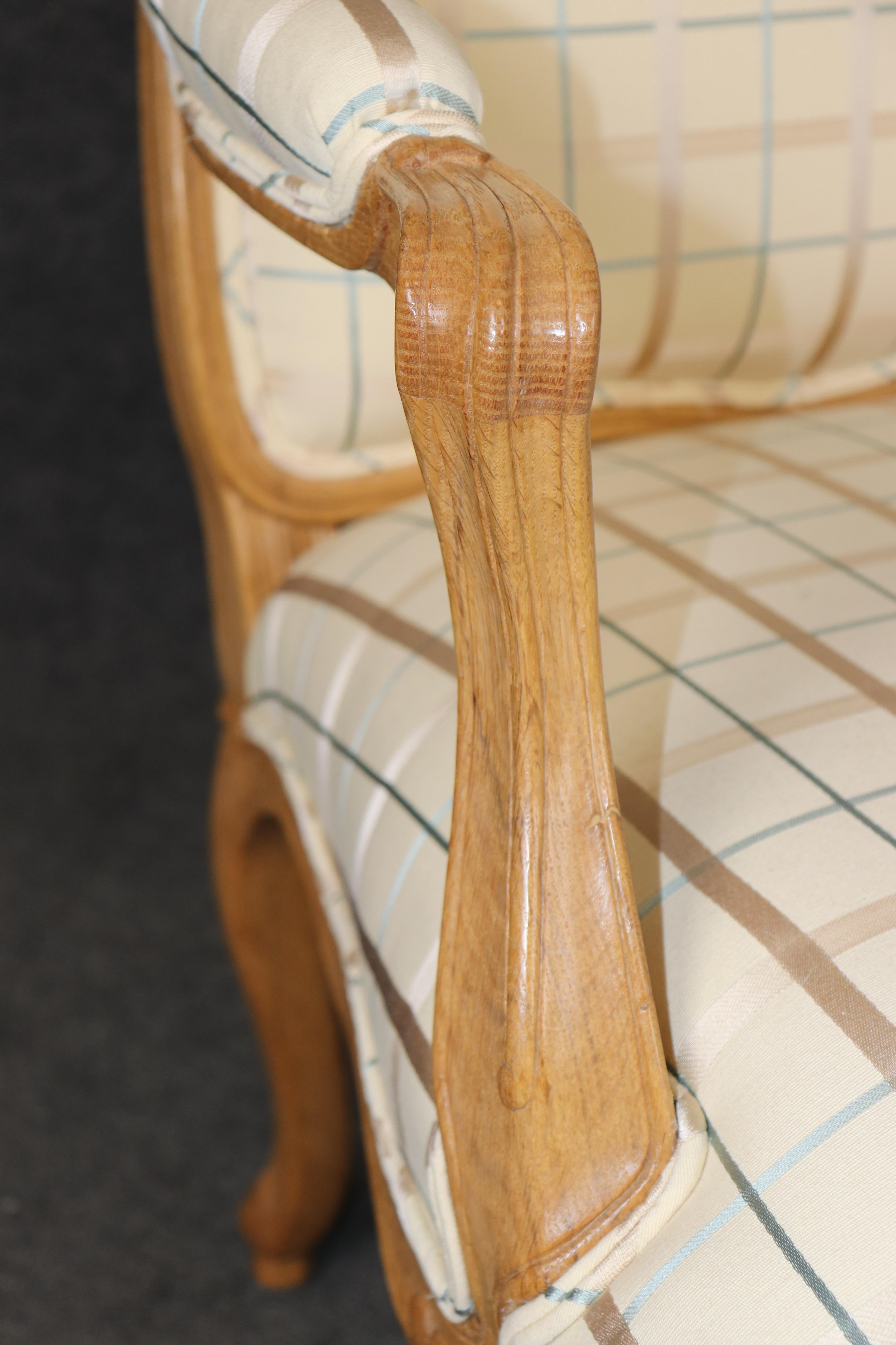 Coppia di poltrone in legno massiccio di Oak francese Luigi XV intagliate a mano Sedie Bergere in vendita 3