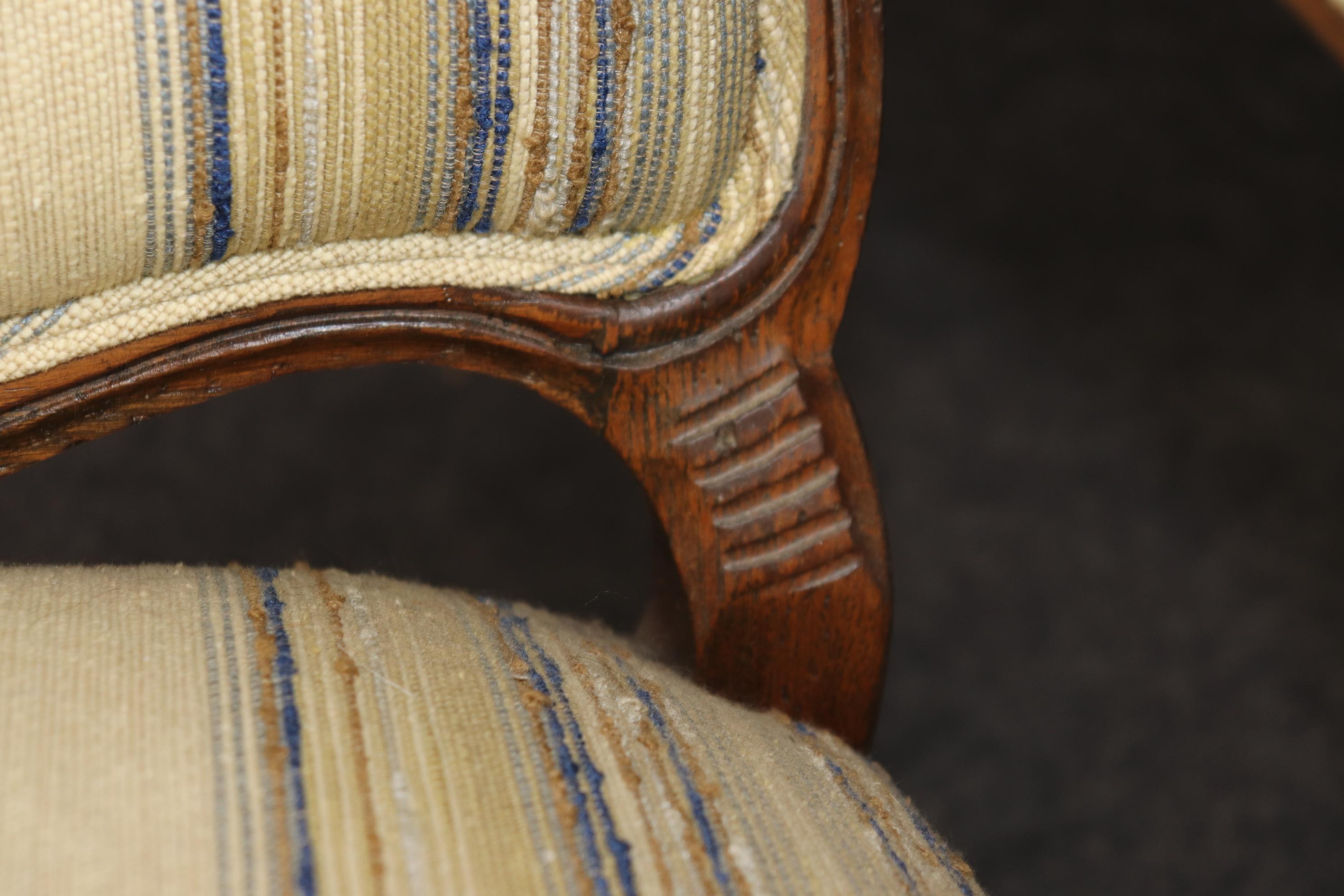 Coppia di sedie bergere in Oak massiccio in stile Luigi XV francese del XIX secolo in vendita 5