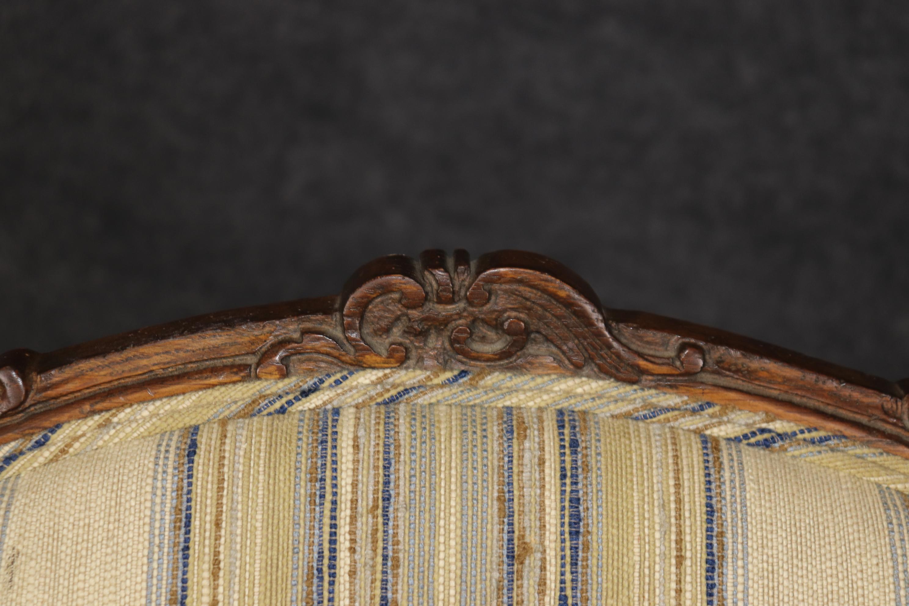 Coppia di sedie bergere in Oak massiccio in stile Luigi XV francese del XIX secolo in vendita 6