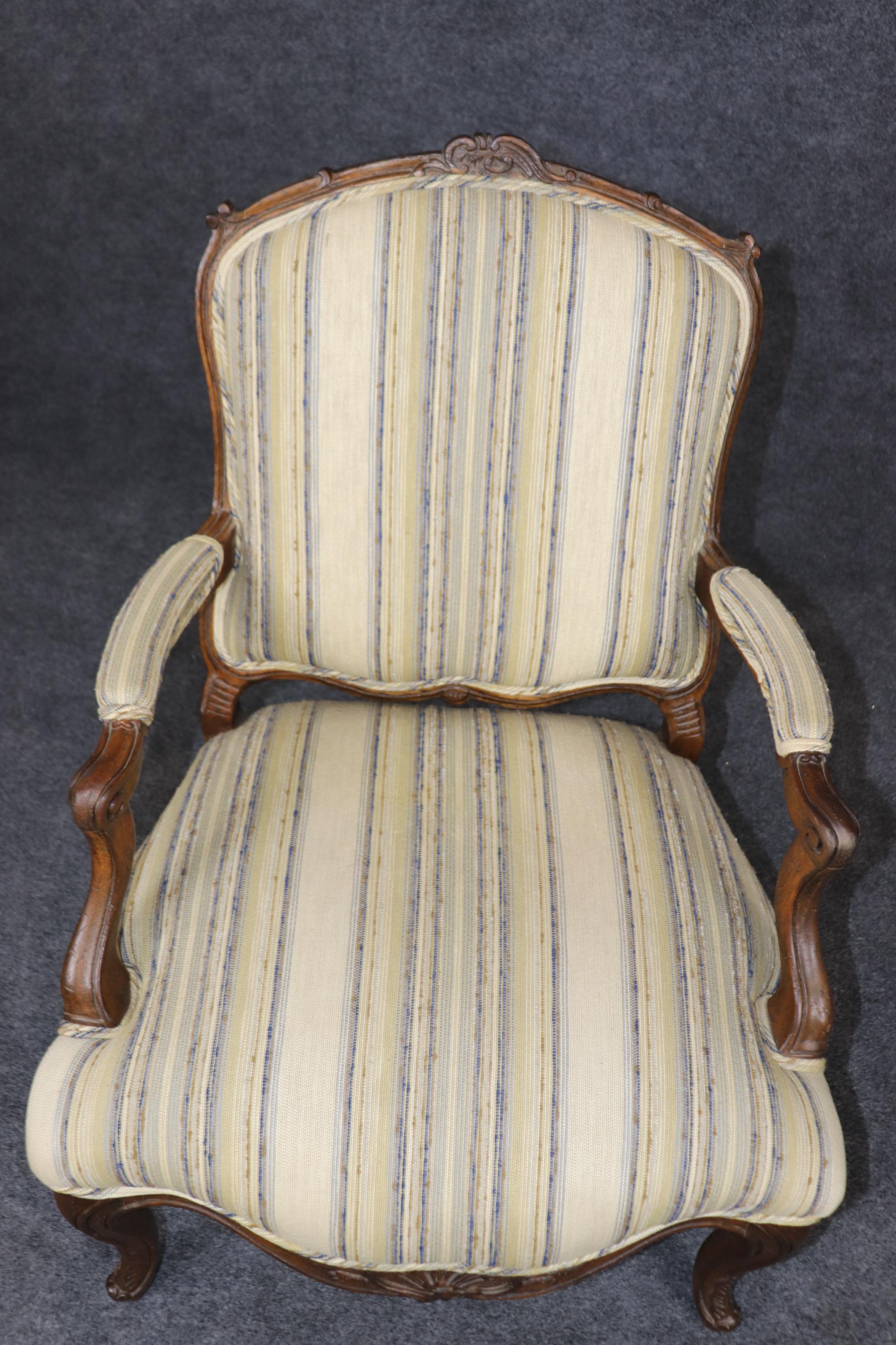 Coppia di sedie bergere in Oak massiccio in stile Luigi XV francese del XIX secolo in vendita 7