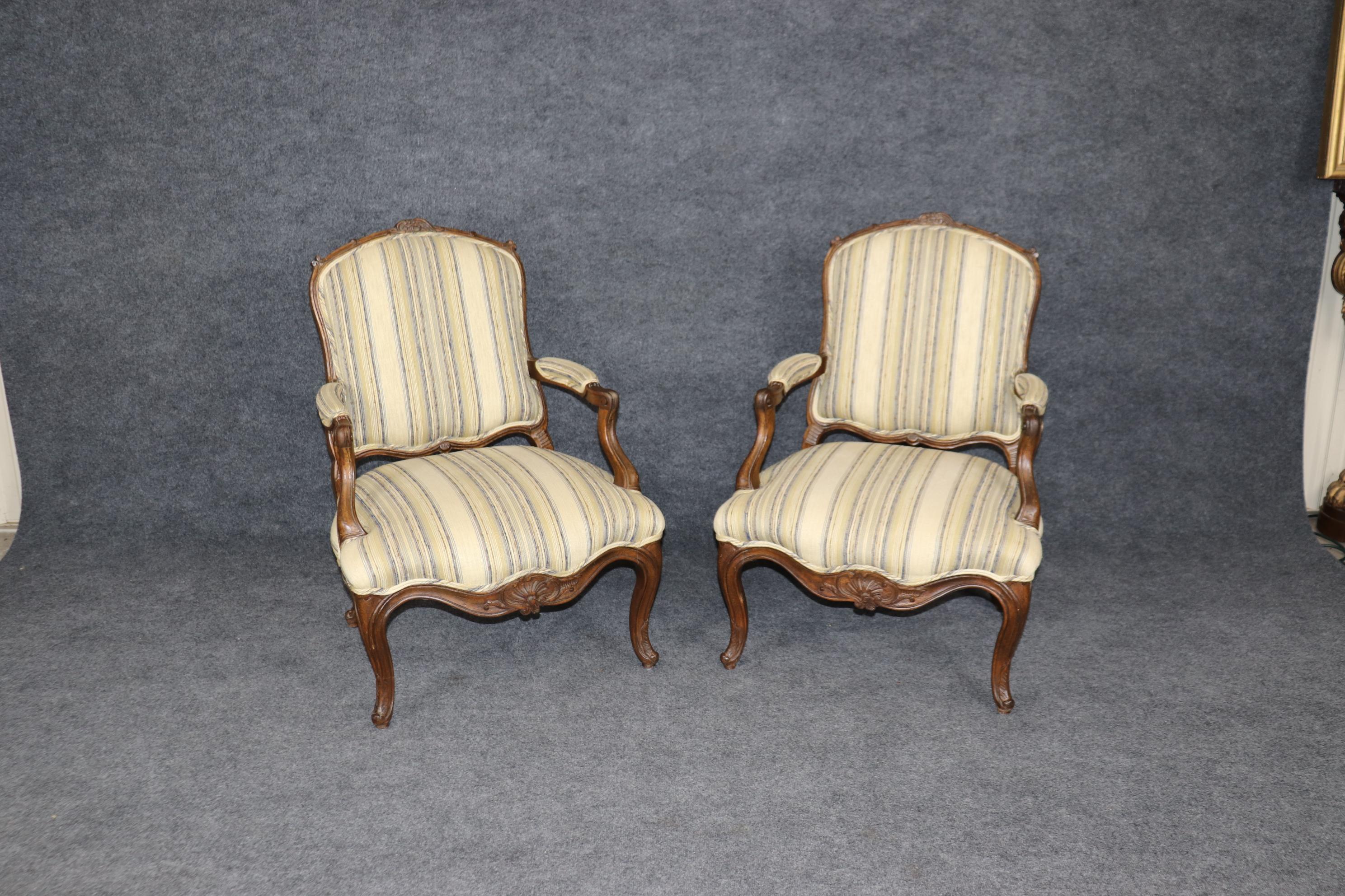 Si tratta di una splendida coppia di robuste, pesanti e solide sedie bergere di produzione francese del 1890. Le sedie sono in buone condizioni originali e sono state ridipinte e la tappezzeria è in buone condizioni e, sebbene presentino lievi segni