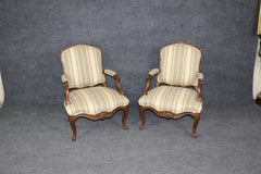 Paire de chaises Bergere en chêne massif de style Louis XV français du 19ème siècle