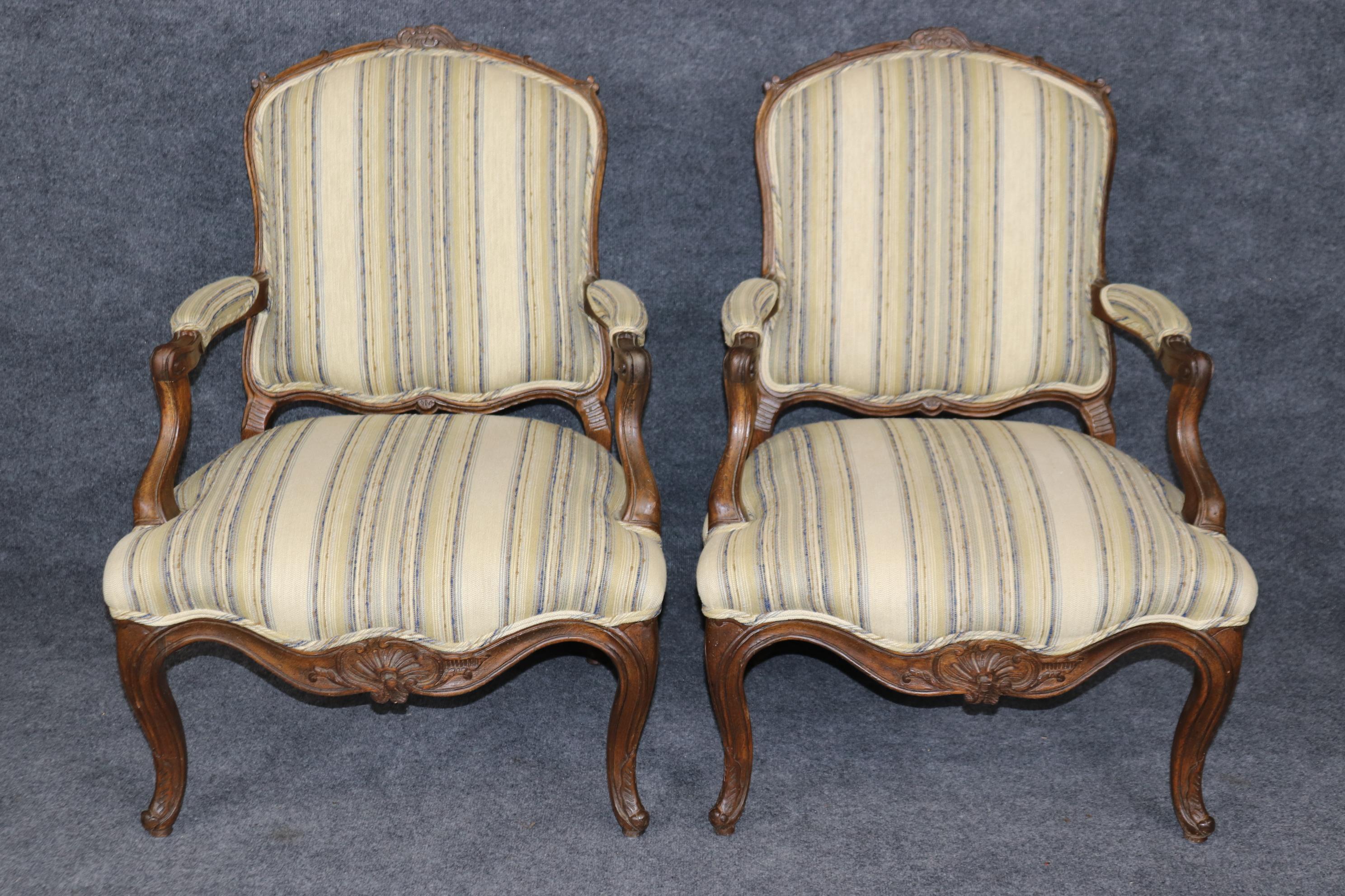 Francese Coppia di sedie bergere in Oak massiccio in stile Luigi XV francese del XIX secolo in vendita