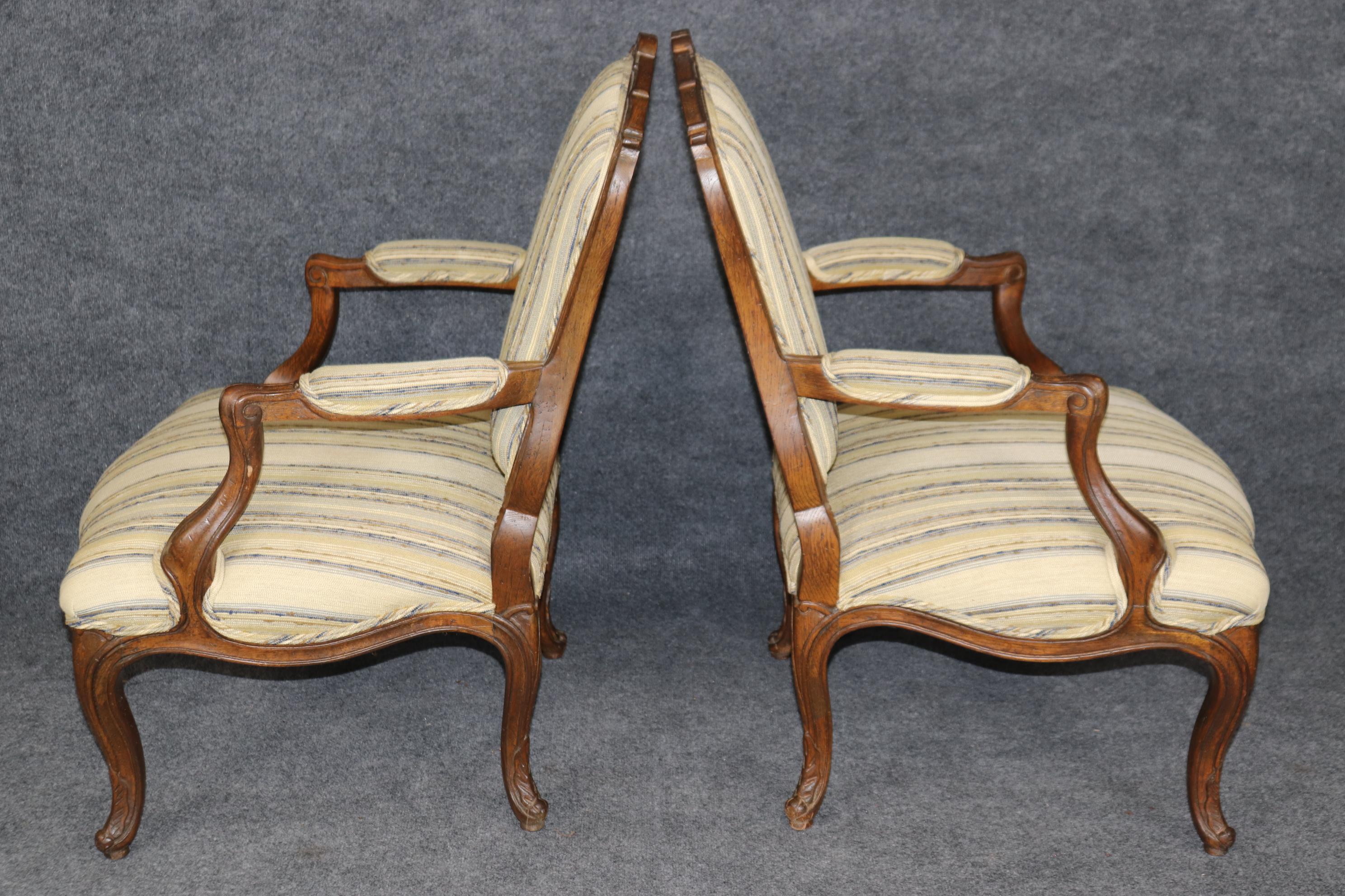 Coppia di sedie bergere in Oak massiccio in stile Luigi XV francese del XIX secolo In condizioni buone in vendita a Swedesboro, NJ
