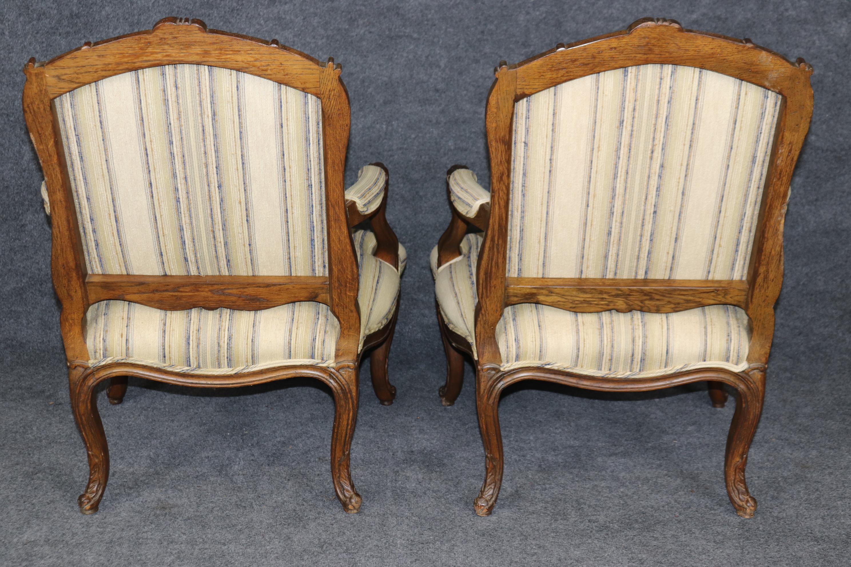Fine XIX secolo Coppia di sedie bergere in Oak massiccio in stile Luigi XV francese del XIX secolo in vendita