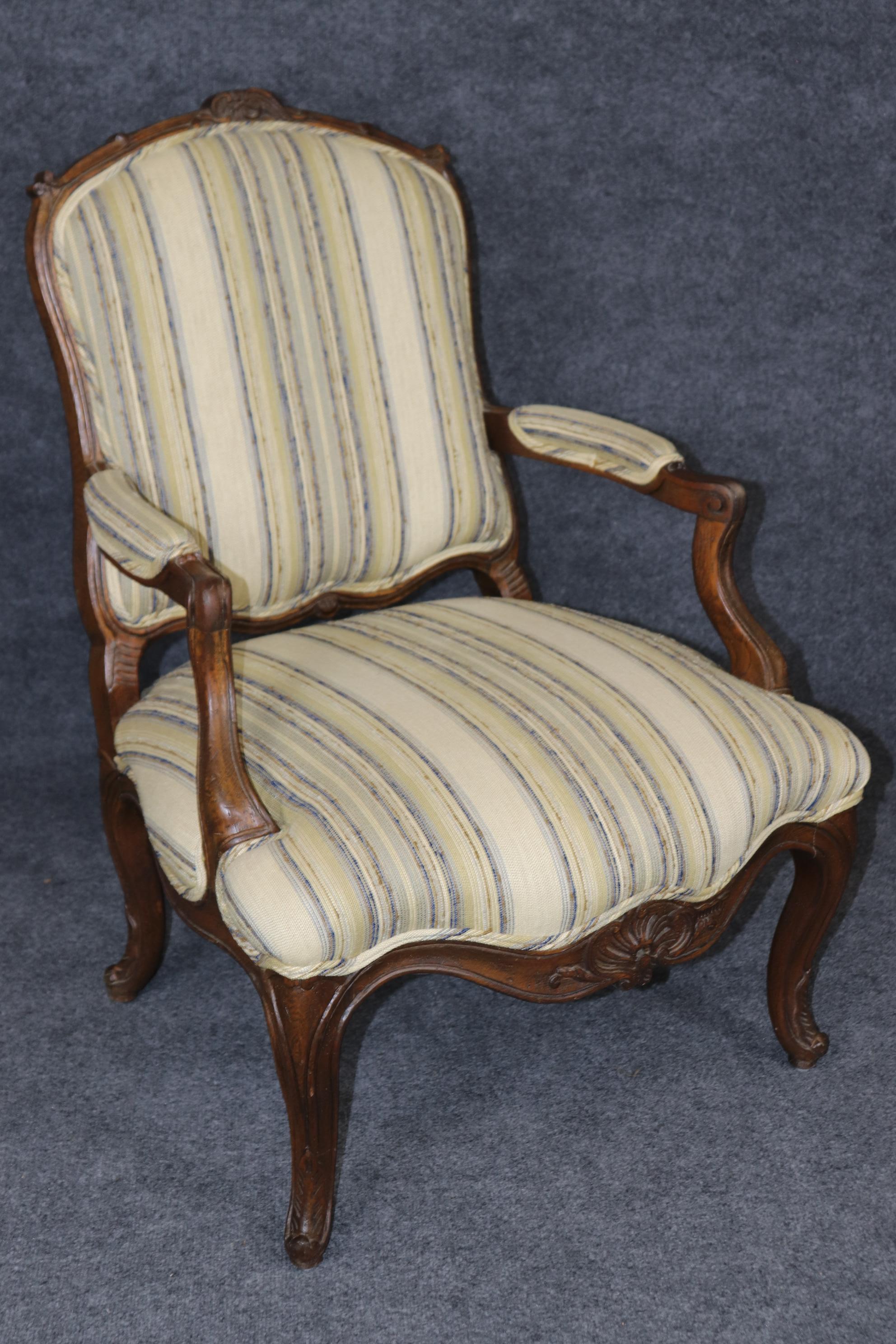 Coppia di sedie bergere in Oak massiccio in stile Luigi XV francese del XIX secolo in vendita 1