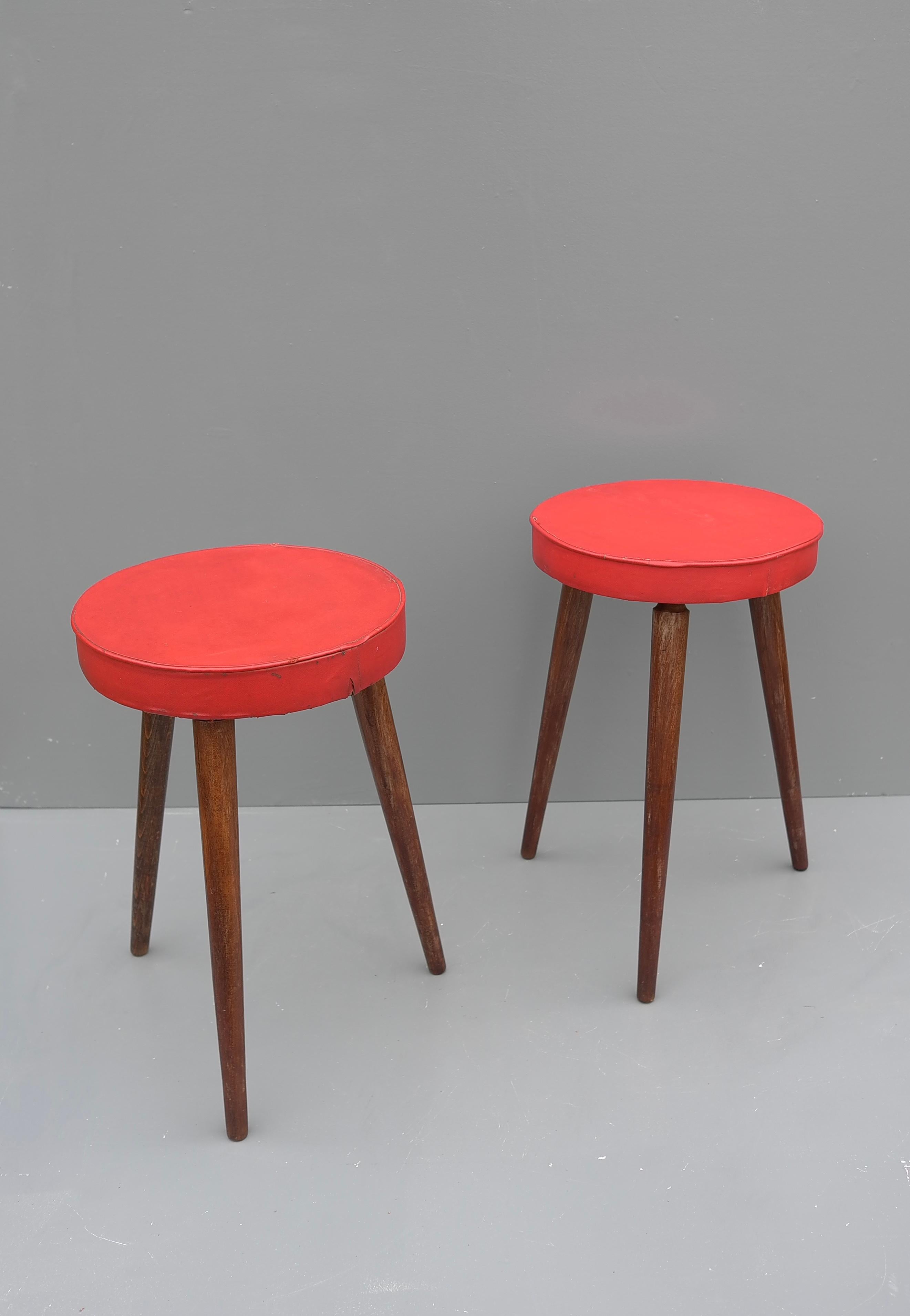 Pair of Solid Oak Stools with Red Vinyl Seats, France, 1960's In Good Condition For Sale In Den Haag, NL