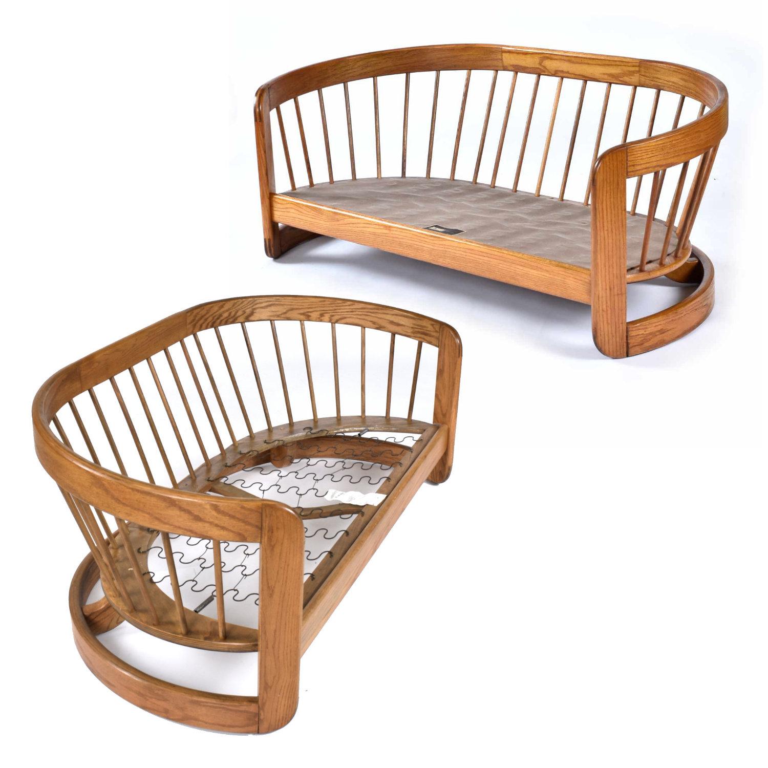 Loveseat-Sessel aus massivem Eichenholz mit geschwungener Spindelrückenlehne von Howard, Paar im Angebot 3