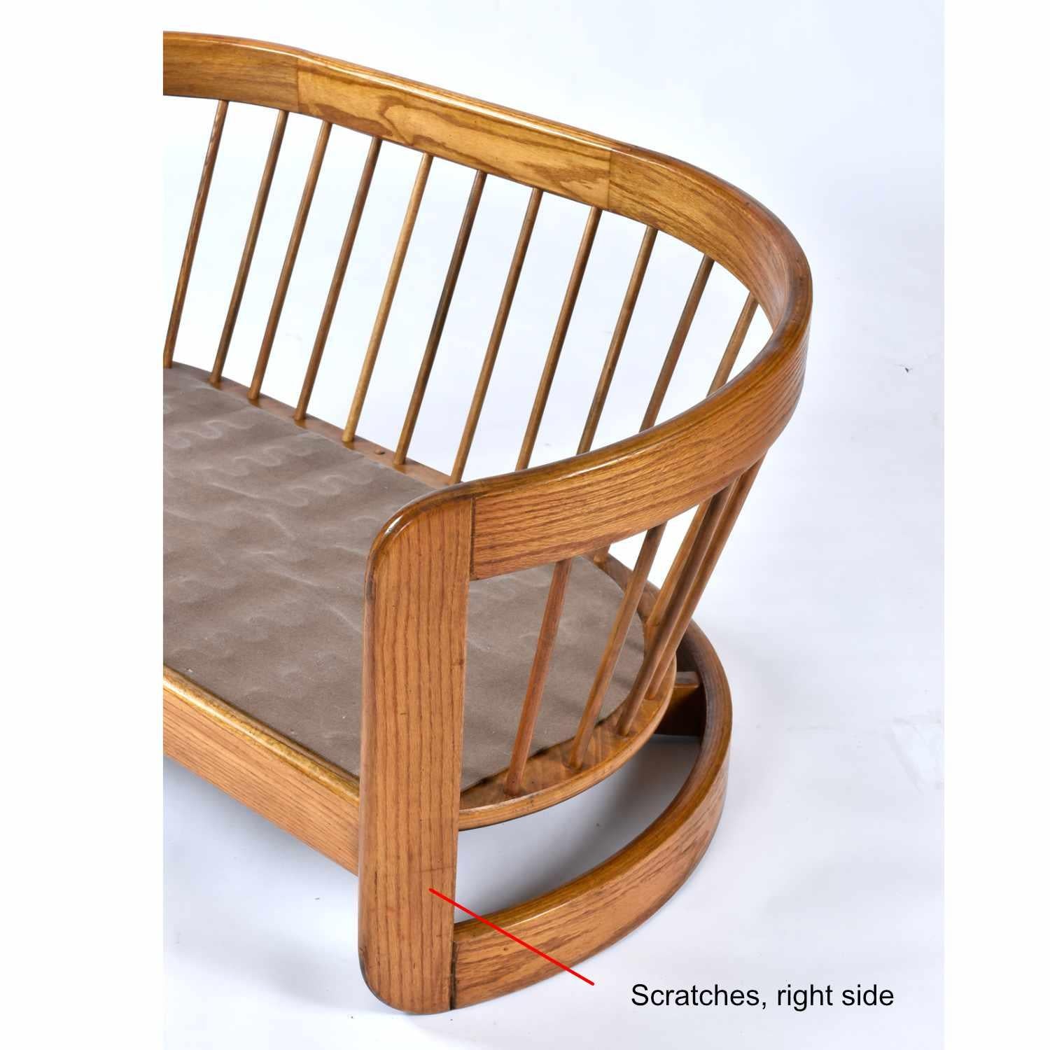 Loveseat-Sessel aus massivem Eichenholz mit geschwungener Spindelrückenlehne von Howard, Paar (Stoff) im Angebot
