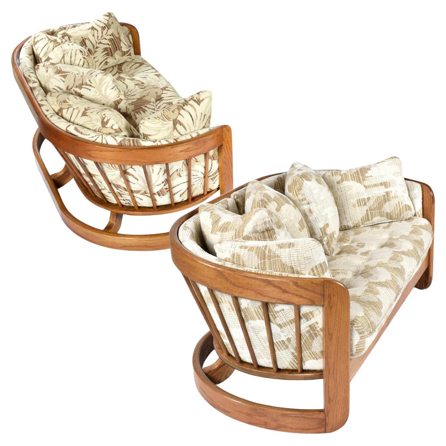 Loveseat-Sessel aus massivem Eichenholz mit geschwungener Spindelrückenlehne von Howard, Paar im Angebot