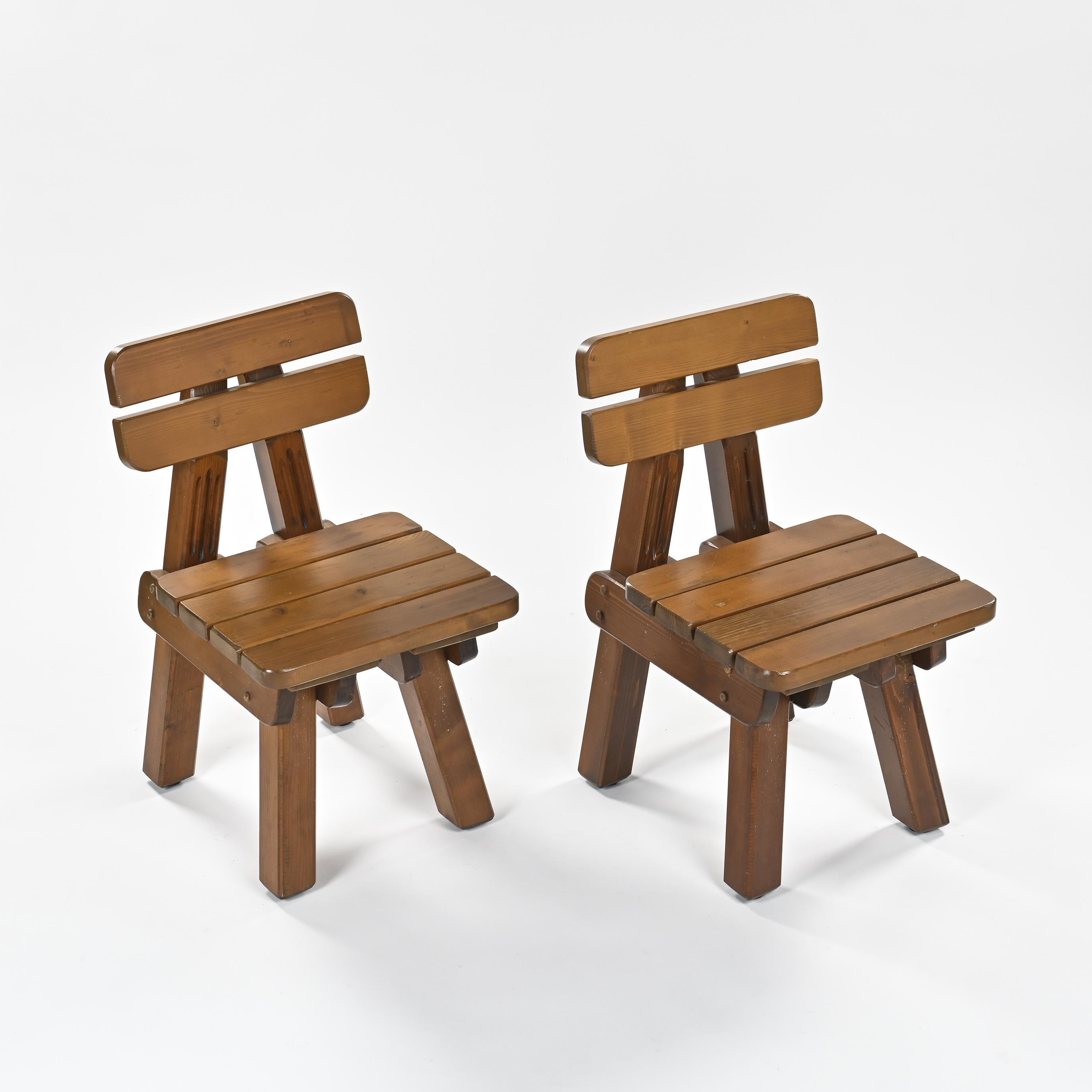 Mid-Century Modern Paire de chaises en pin massif, travail brutaliste, vers 1970. en vente