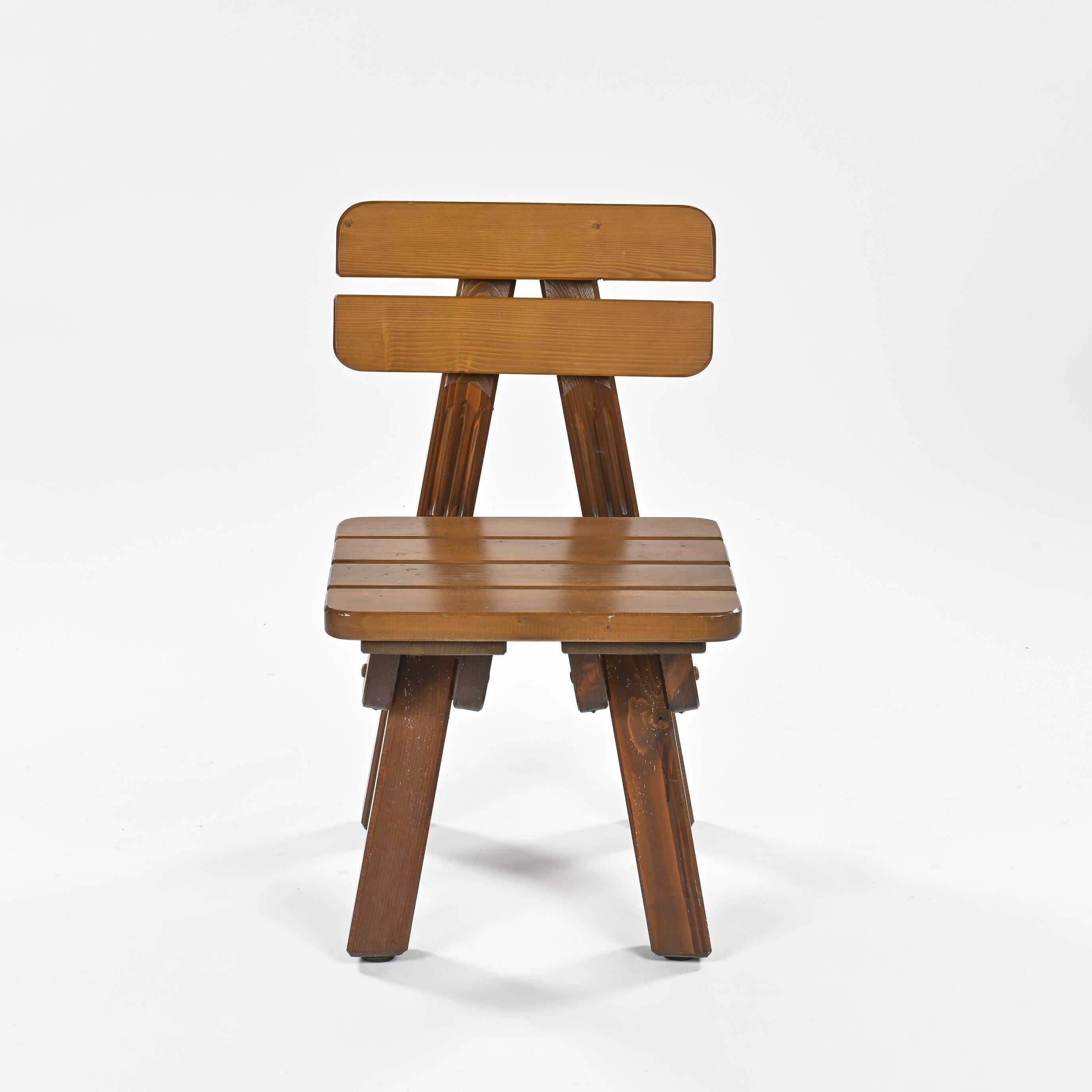 Français Paire de chaises en pin massif, travail brutaliste, vers 1970. en vente