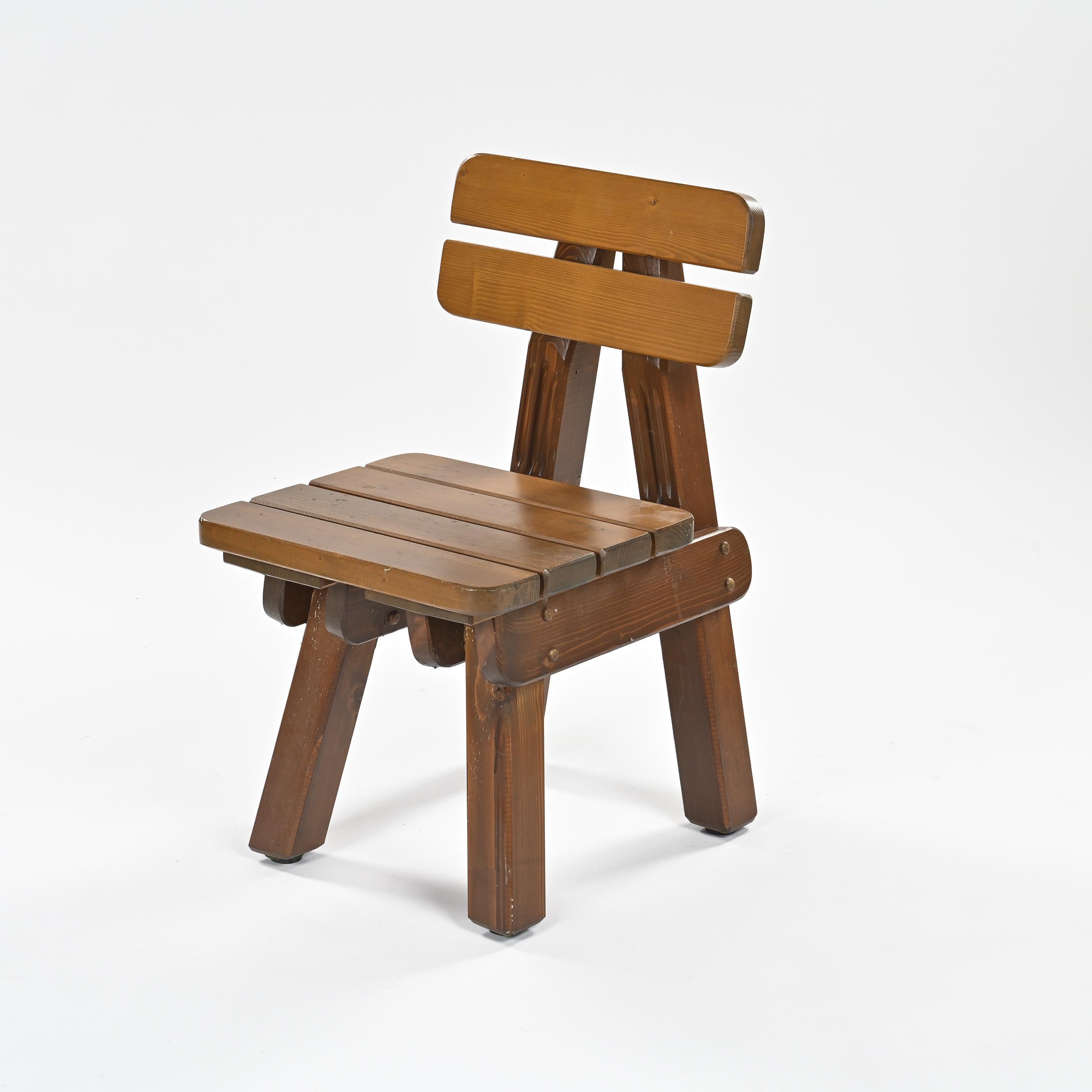 Paire de chaises en pin massif, travail brutaliste, vers 1970. Bon état - En vente à VILLEURBANNE, FR