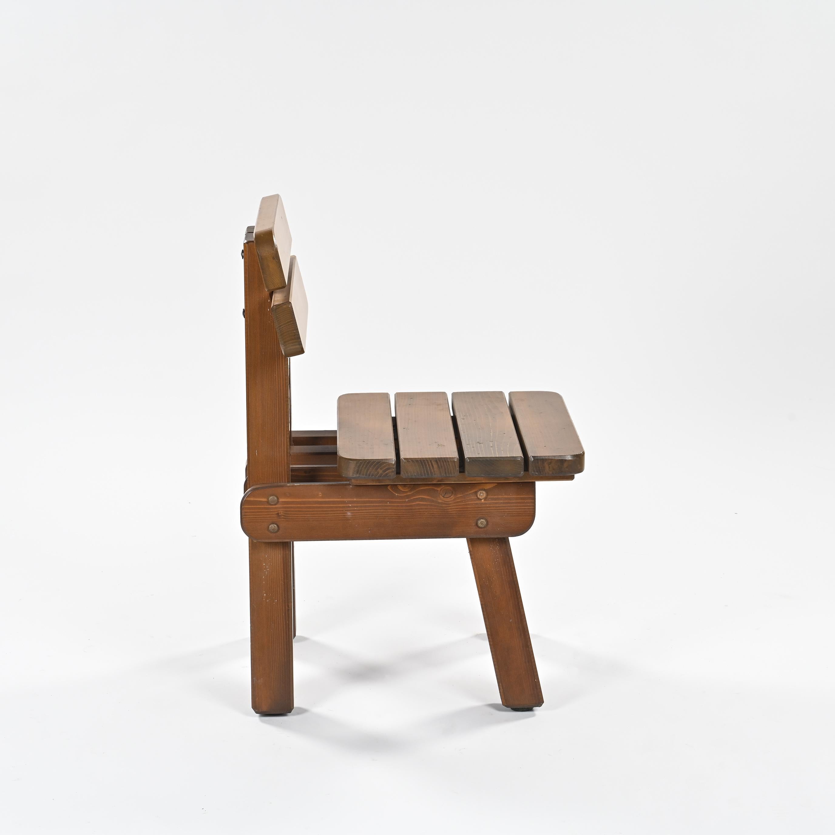 20ième siècle Paire de chaises en pin massif, travail brutaliste, vers 1970. en vente