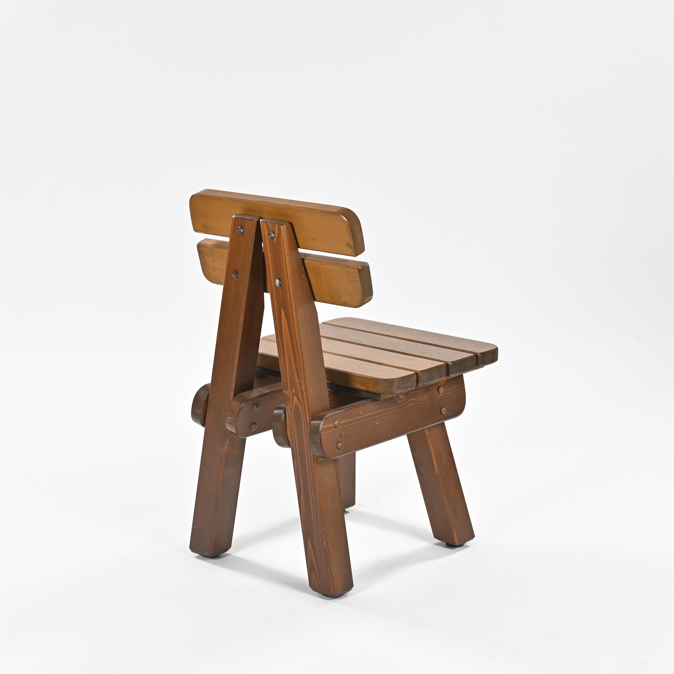 Bois Paire de chaises en pin massif, travail brutaliste, vers 1970. en vente