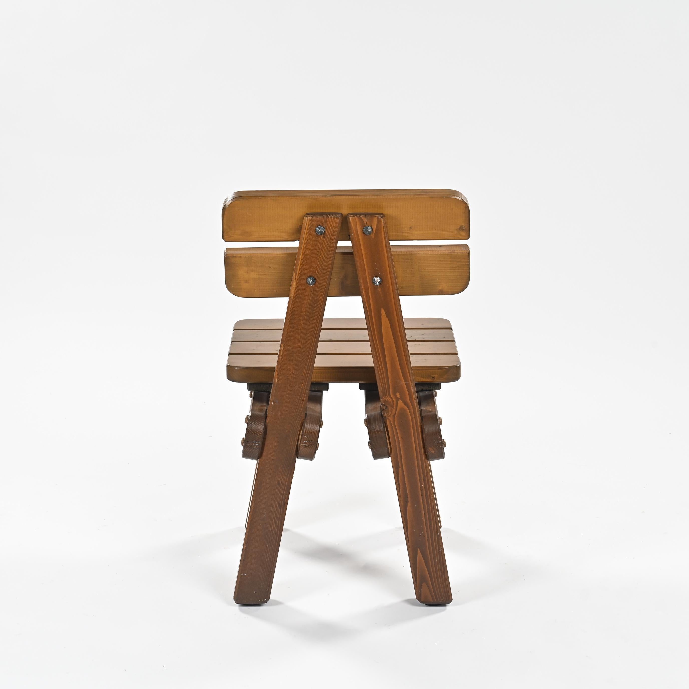 Paire de chaises en pin massif, travail brutaliste, vers 1970. en vente 1