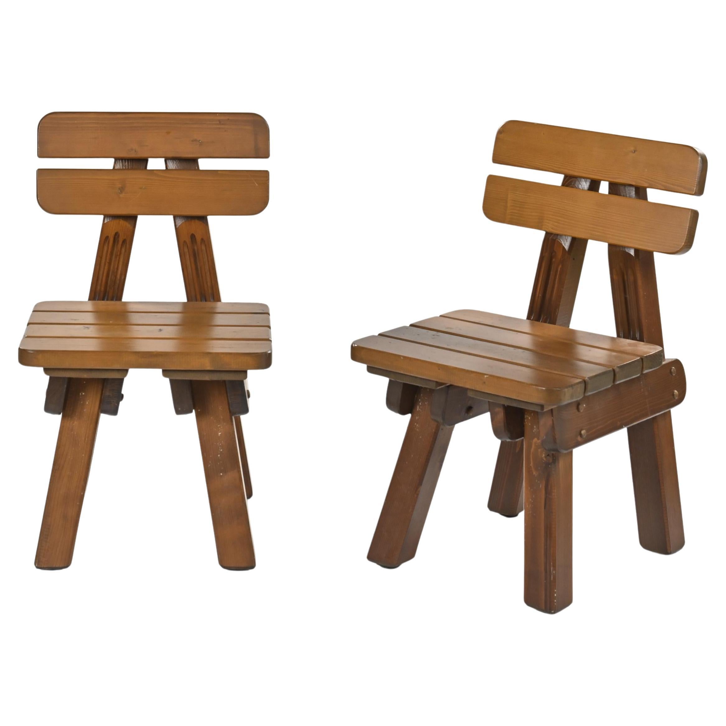 Coppia di sedie in pino massiccio, opera brutalista, circa 1970
