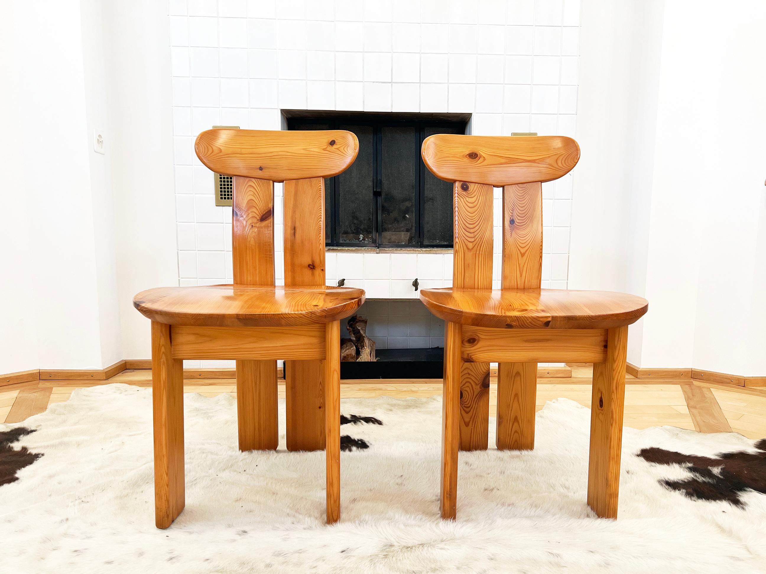 Mid-Century Modern Pair of Solid Pine Postmodern 1970s Chairs in the manner of Mario Marenco For Sale