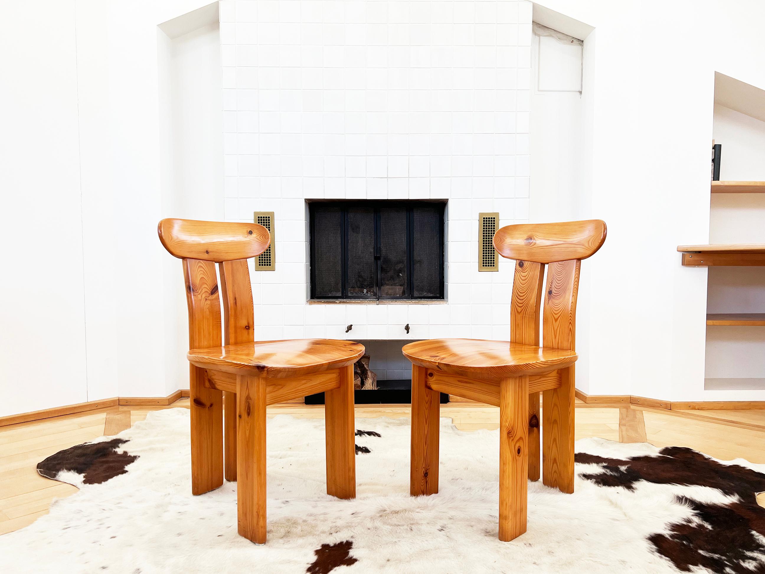 Swiss Pair of Solid Pine Postmodern 1970s Chairs in the manner of Mario Marenco For Sale