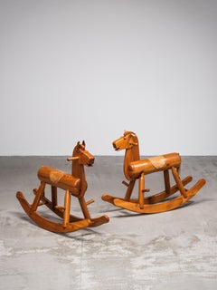 Ein Paar Schaukelpferde aus massivem Kiefernholz mit Lederdetails, Finnland, 1950er Jahre