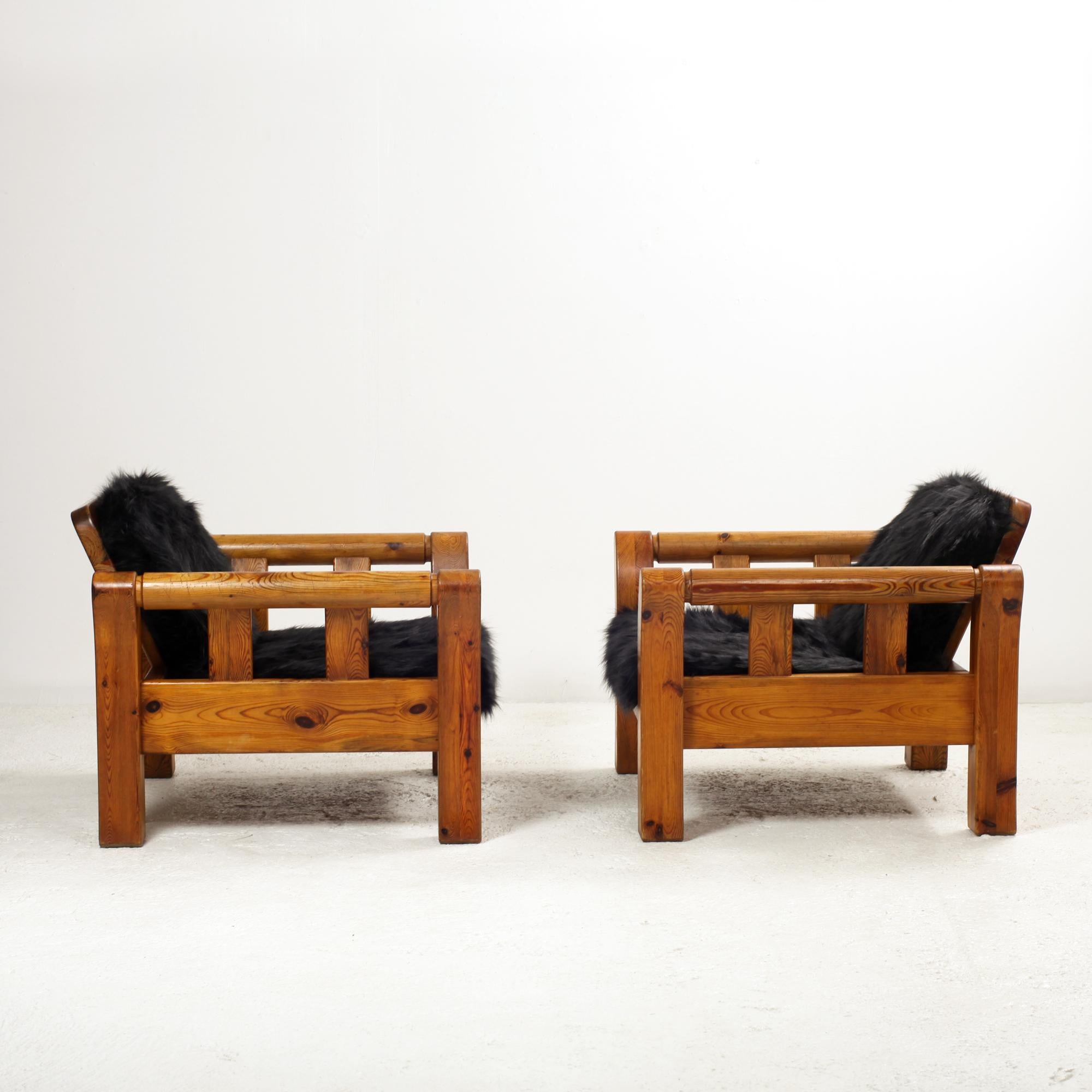 Paire de fauteuils modernes scandinaves en pin massif 1970 en vente 3